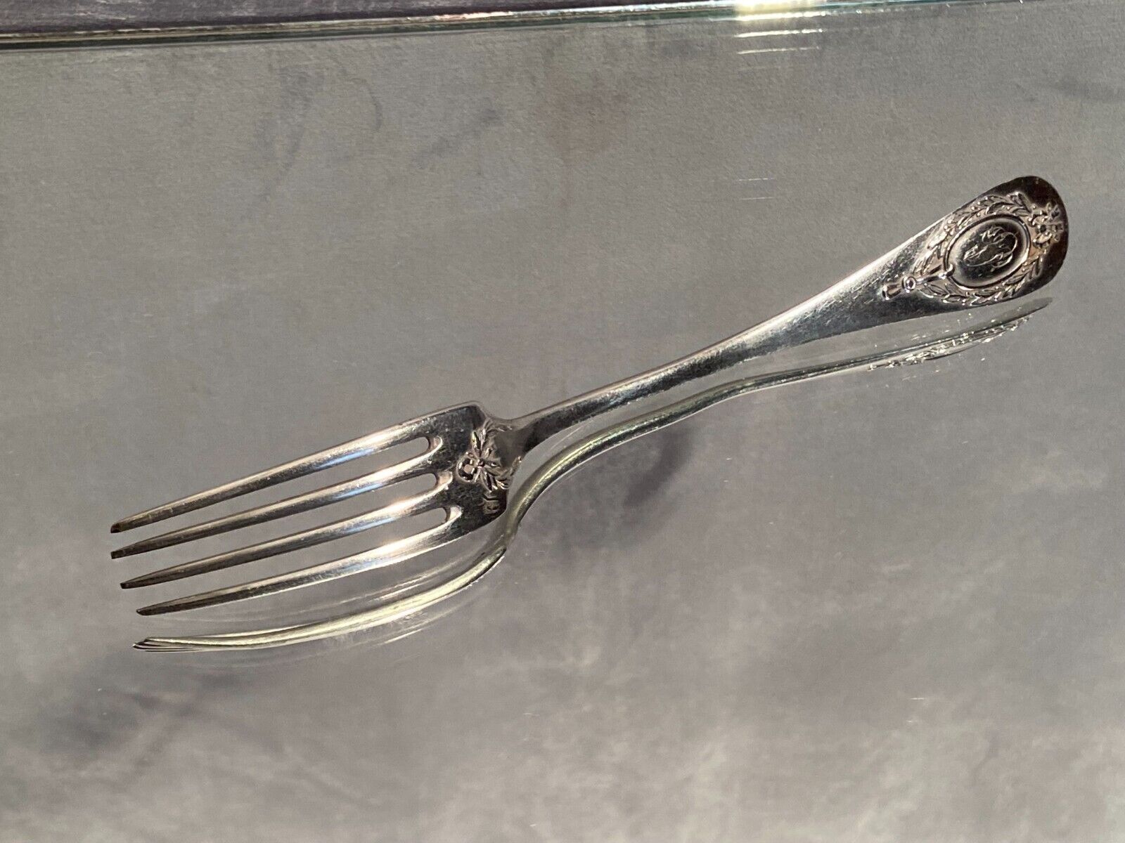 Fourchette XIXe argent massif Minerve modèle jonc décor médaillon Louis XVI