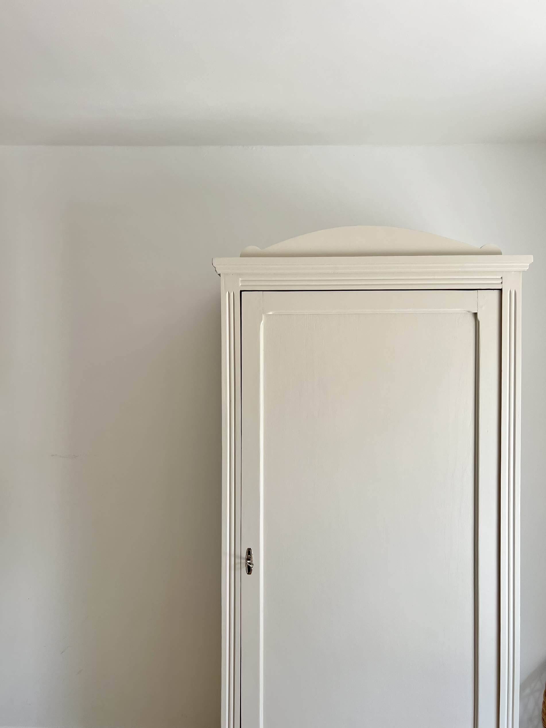 Armoire bonnetière parisienne