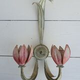 Paire d'appliques anciennes en tôle peinte à décor de fleurs