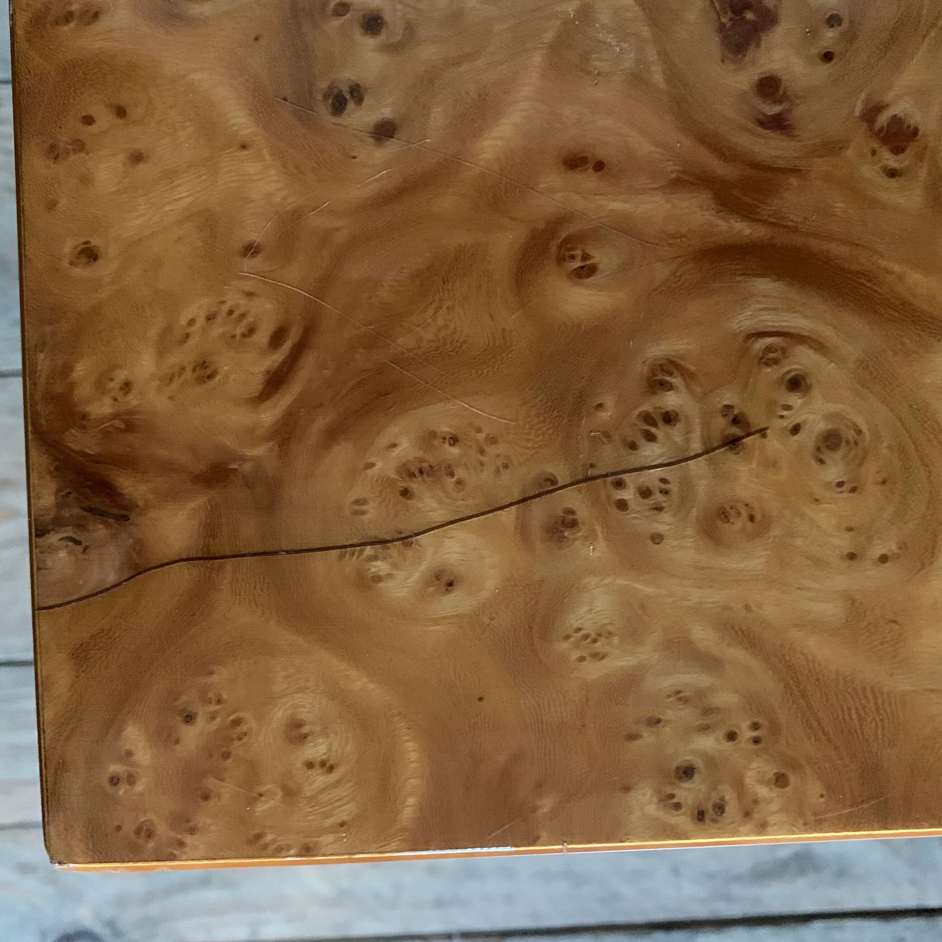 Table basse laiton et loupe d’orme vintage