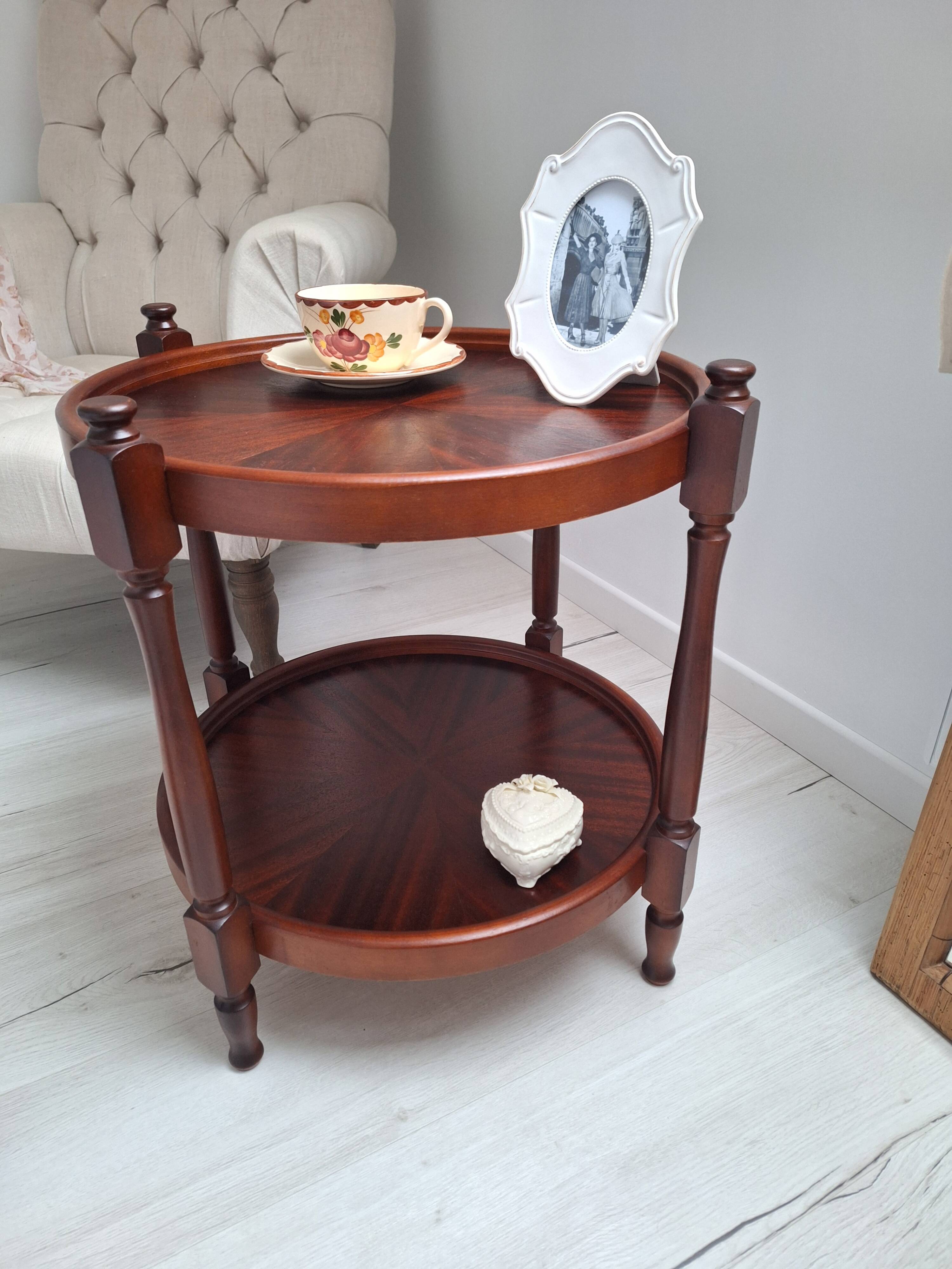 Coffee table / Side table / Round wooden end table