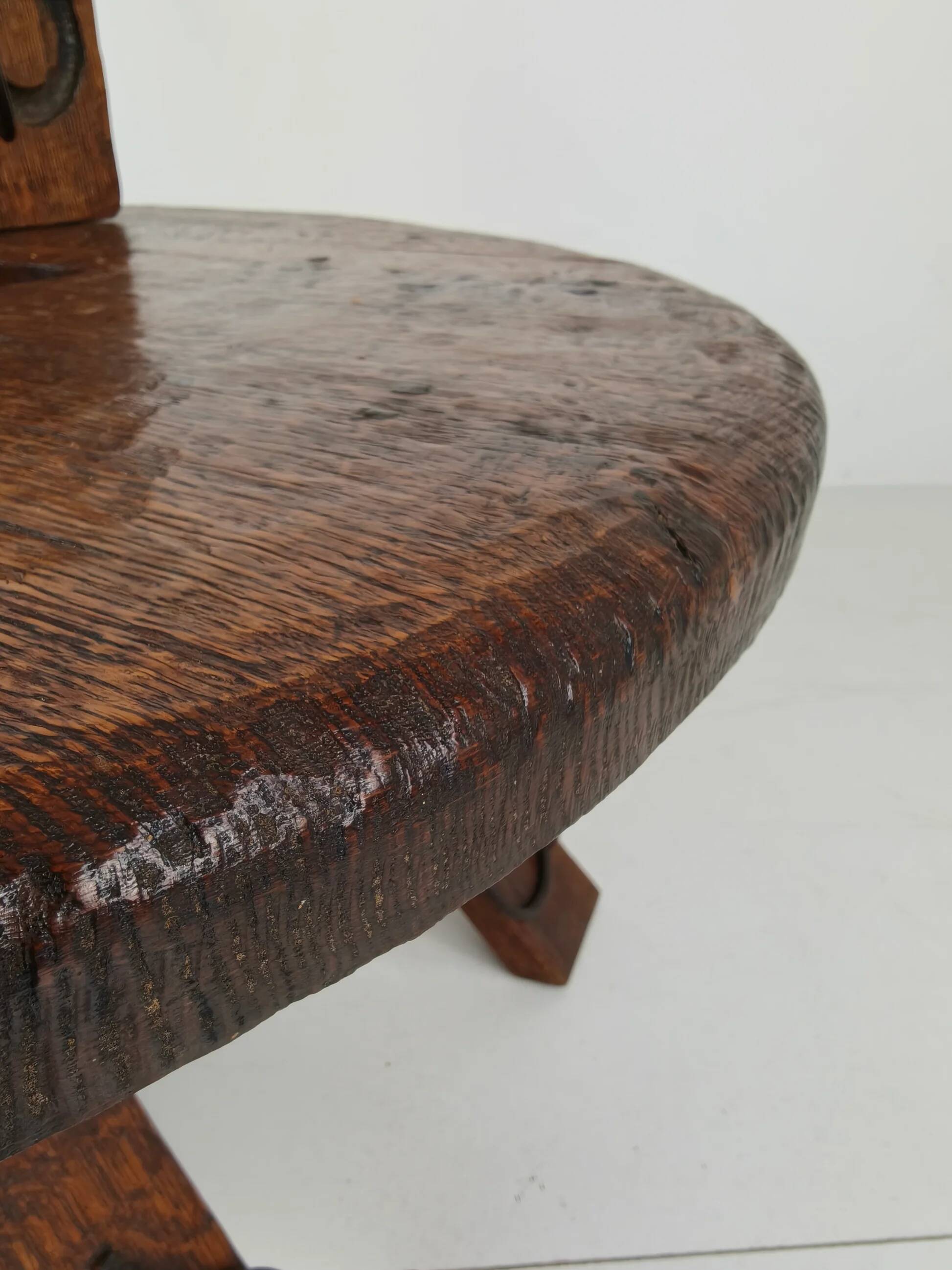 Table basse ronde rustique en chêne, style brutaliste, France, années 1960, milieu du XXe siècle