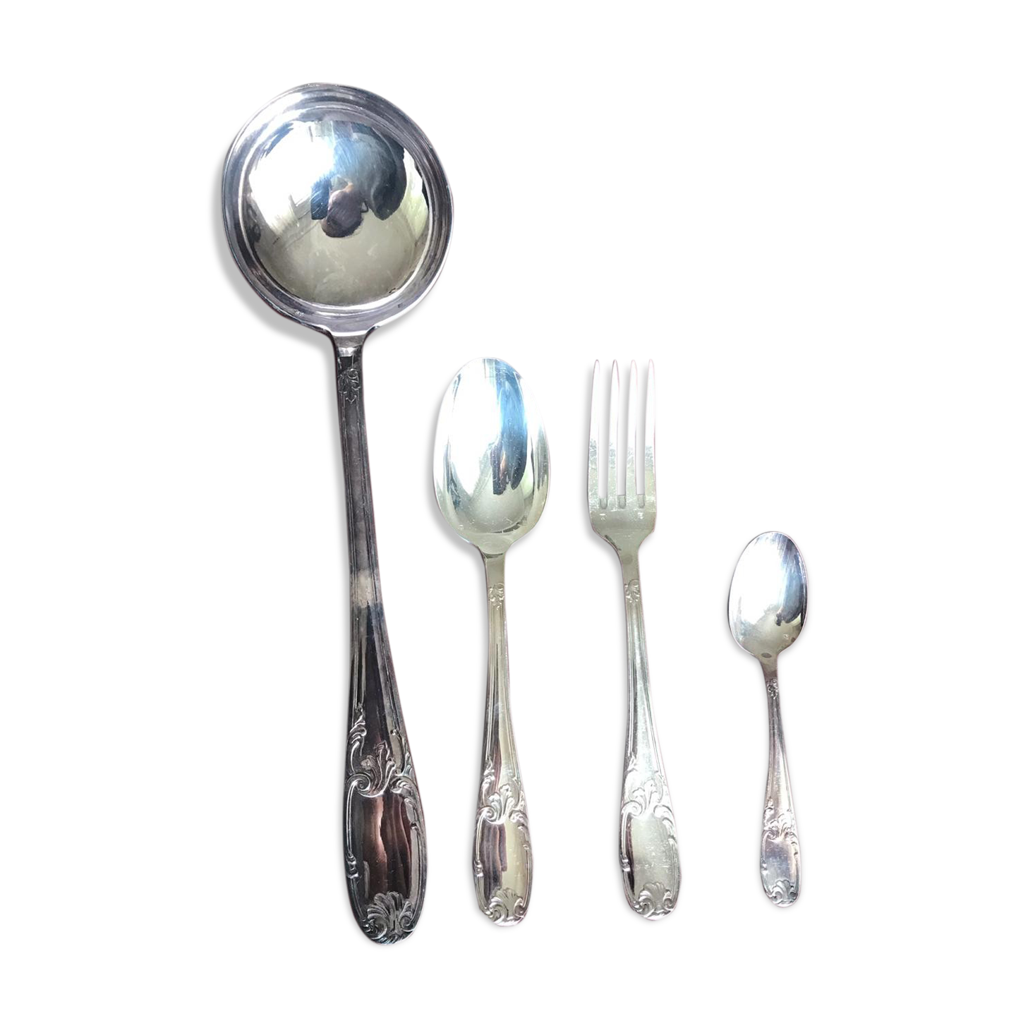 Silver metal housewife model Rocaille