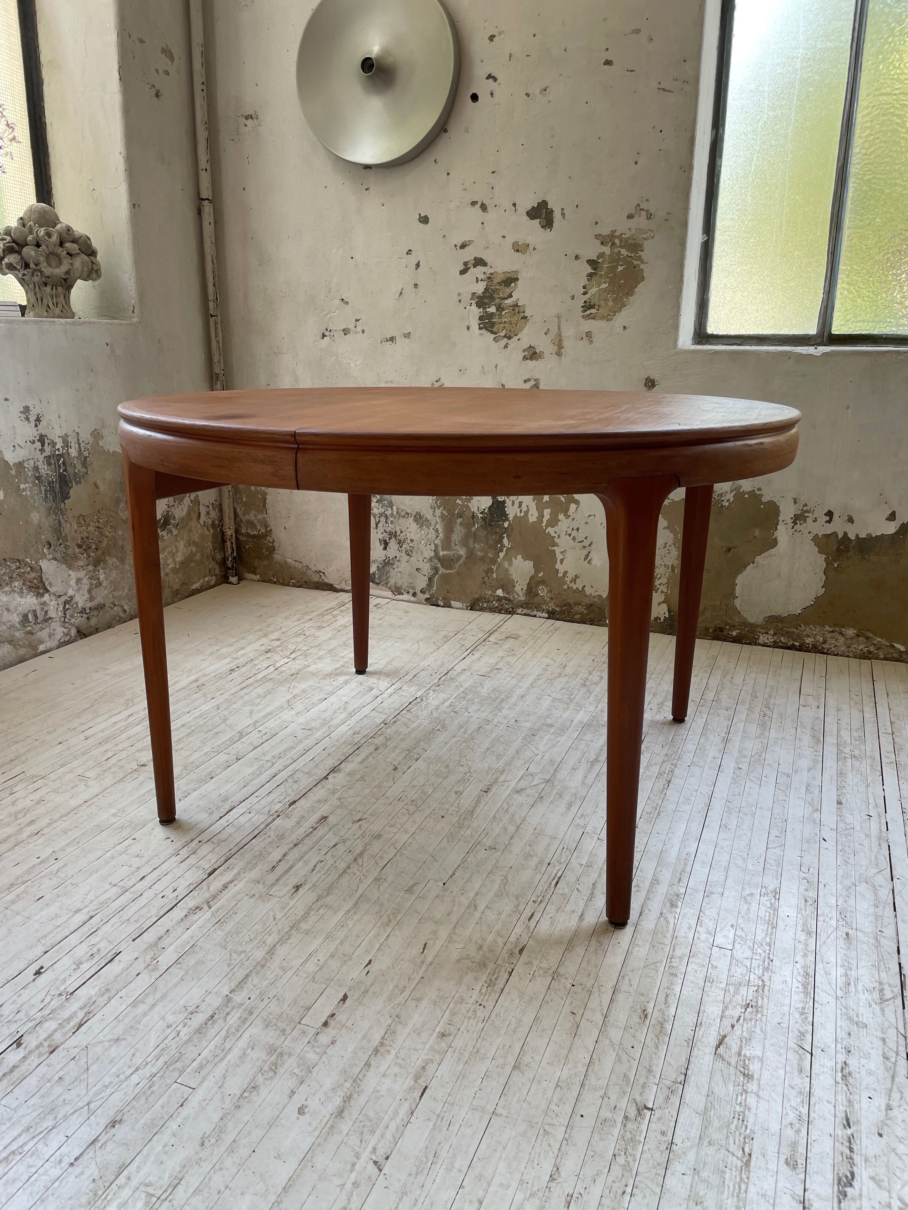 Round table 120-230 cm scandinavian samcom arne hovmand olsen