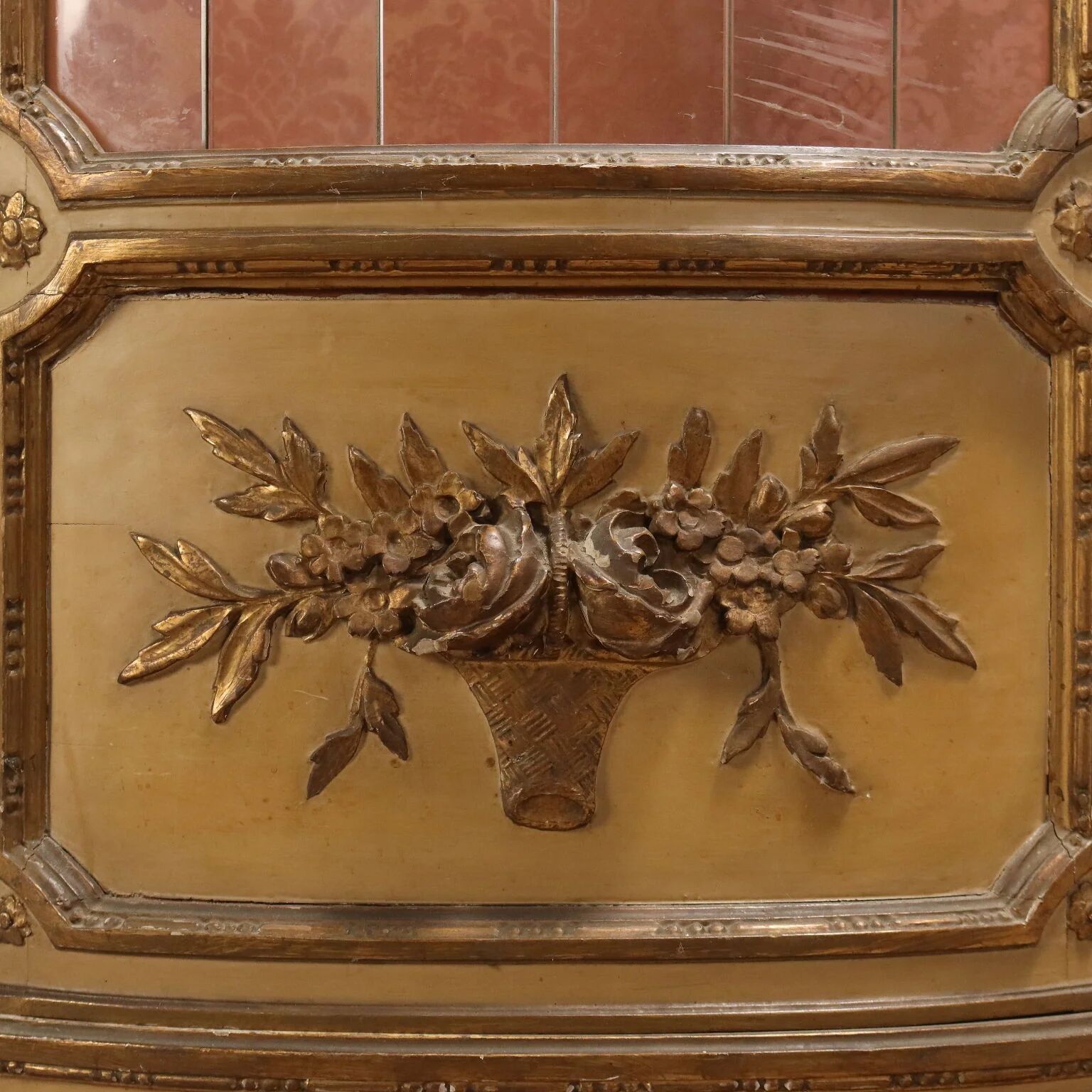 Vitrine ancienne de style néoclassique en bois sculpté, XIXe siècle