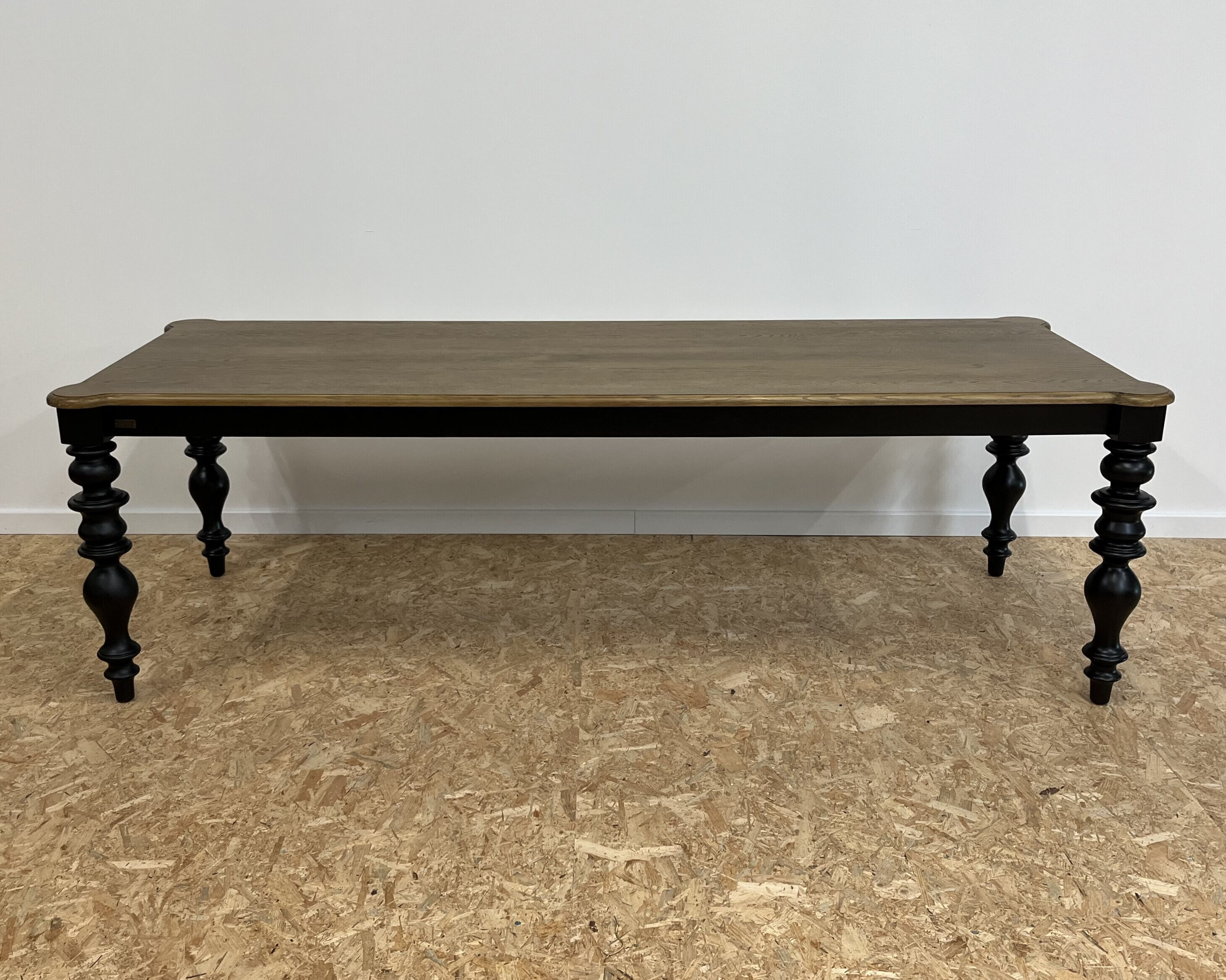 Table à manger classique en bois, pieds noirs, 12 couverts