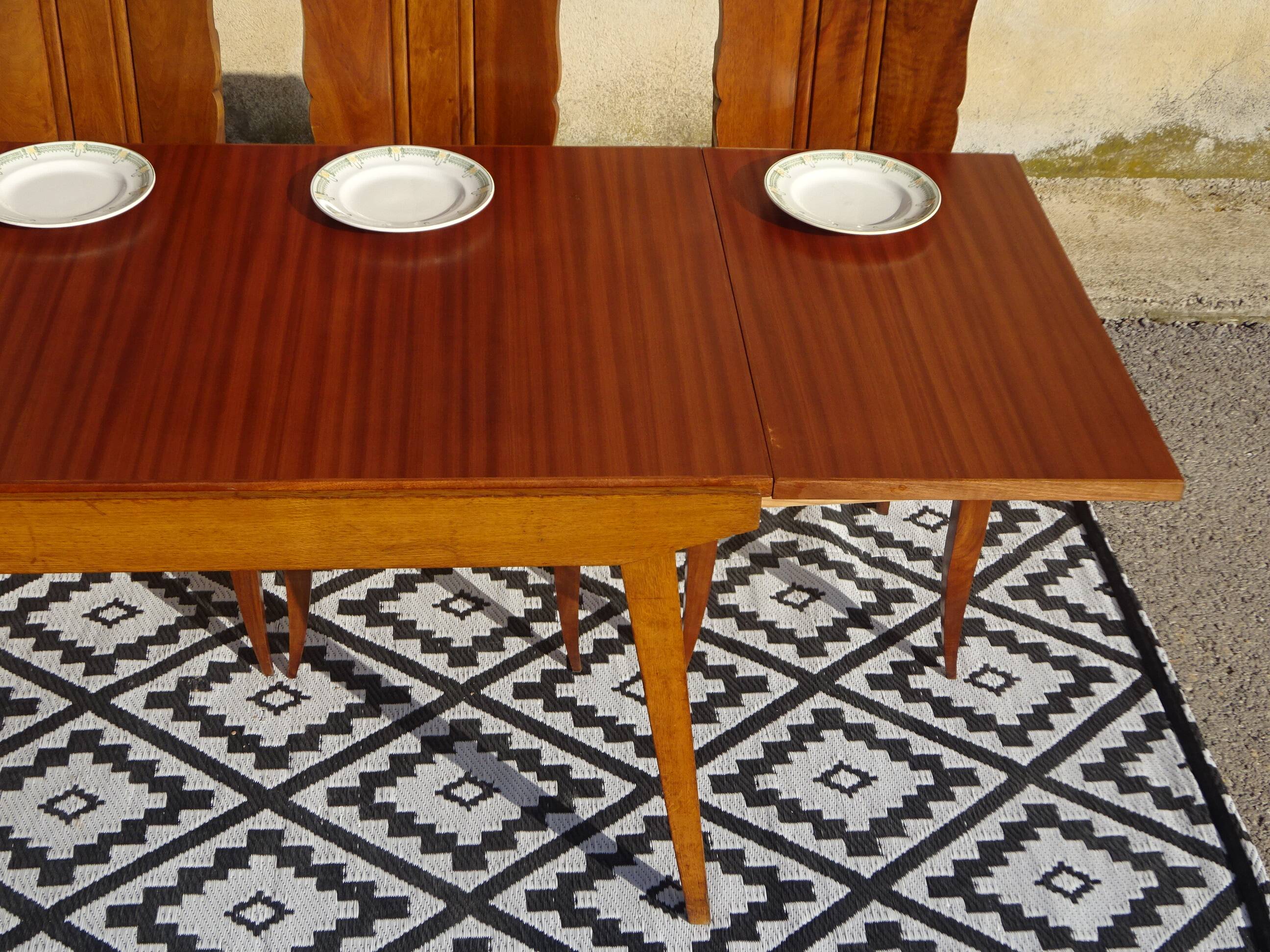 Extendable table, compass legs