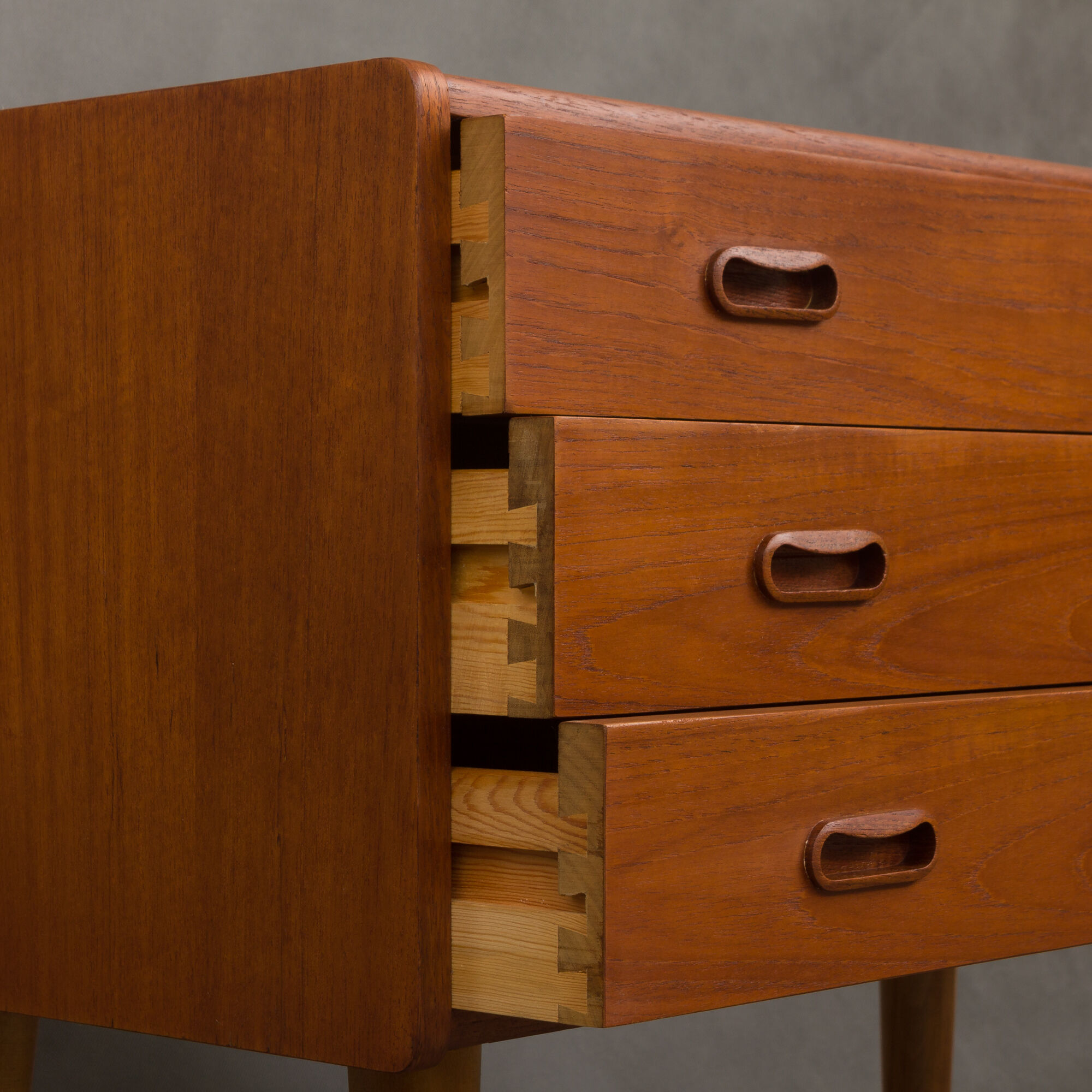 Dresser danish 3 drawers