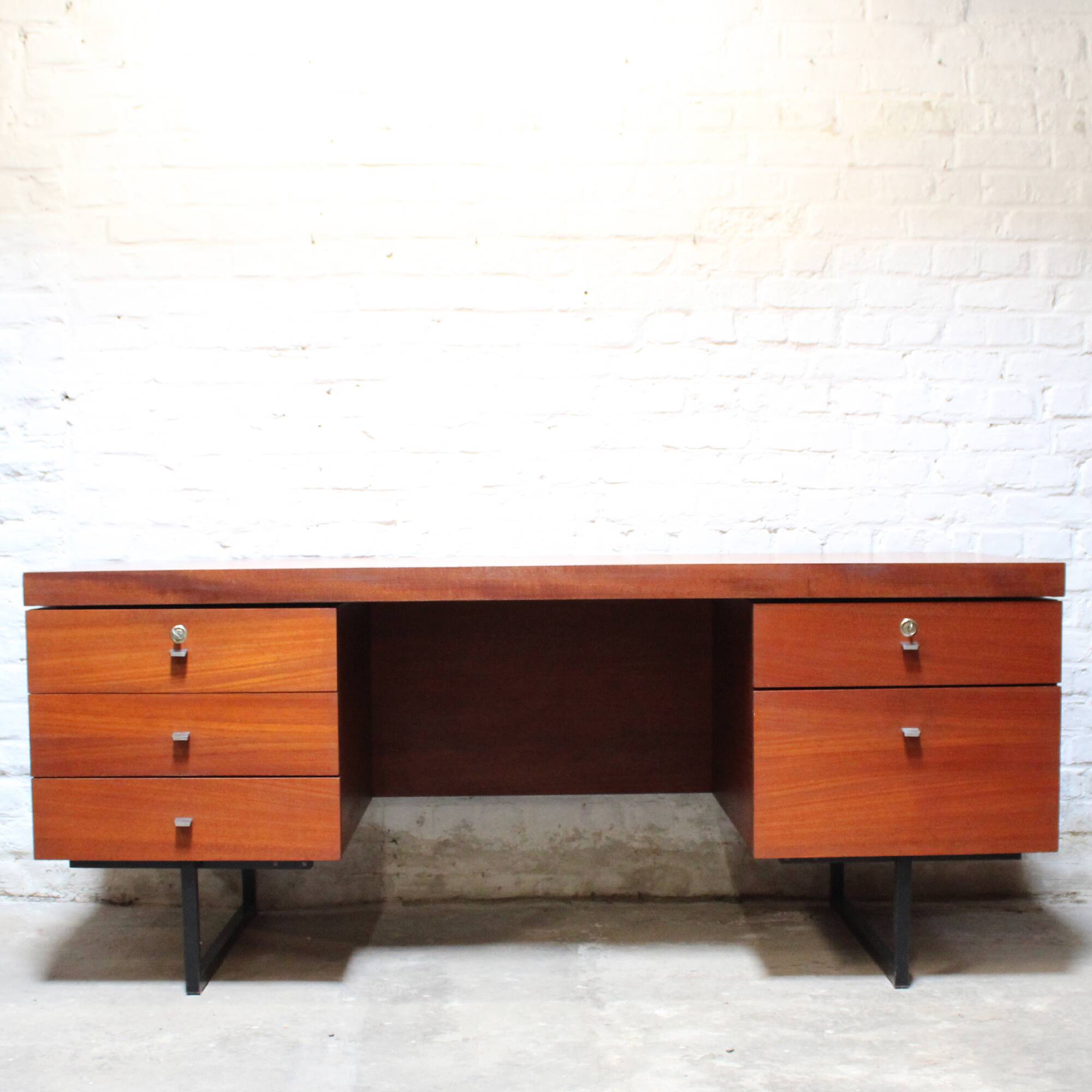 Bureau "Ministre" par Pierre Guariche pour Meurop 1961
