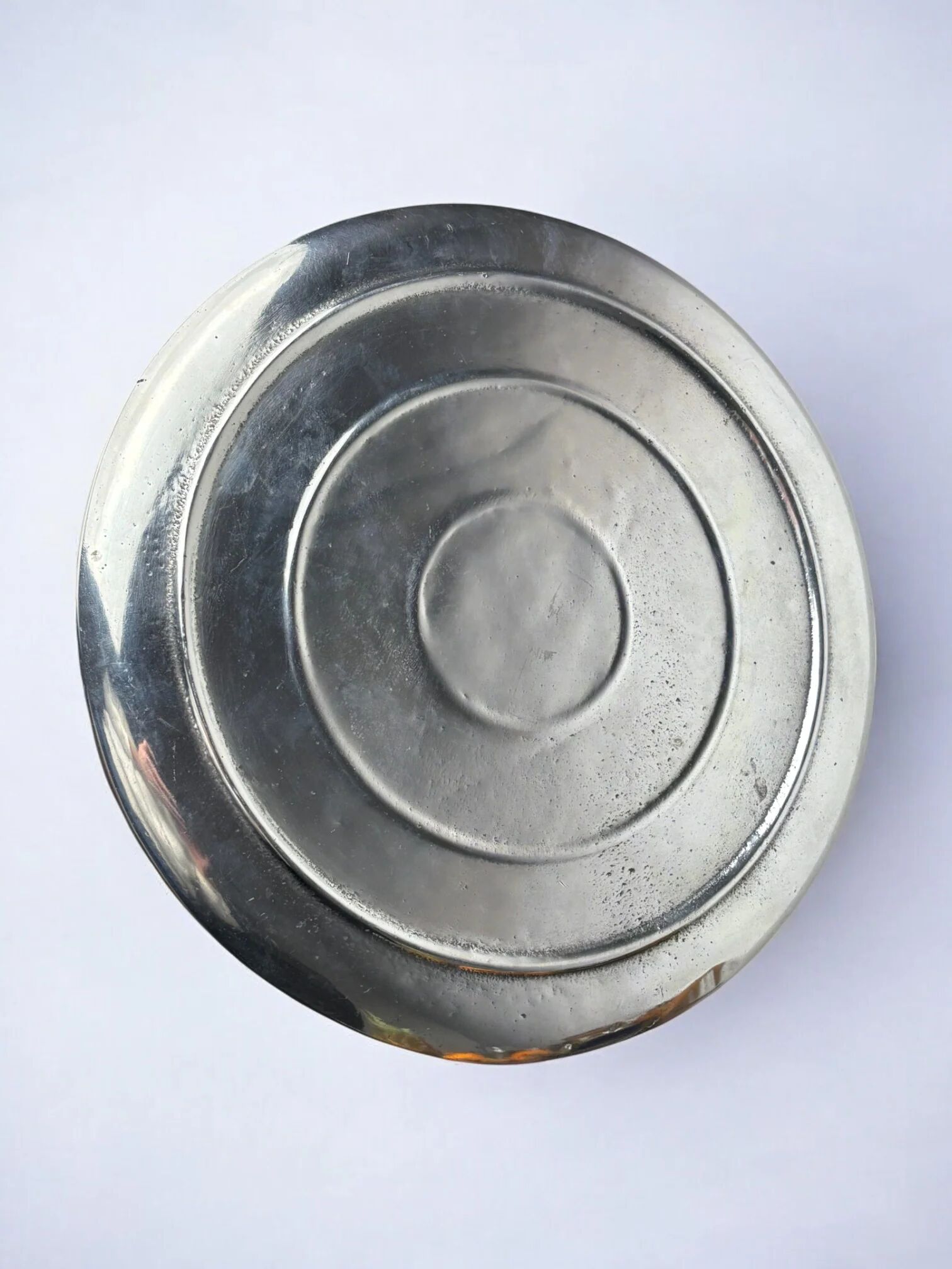 Plateau circulaire floral Art déco, en aluminium massif, Espagne, années 1960