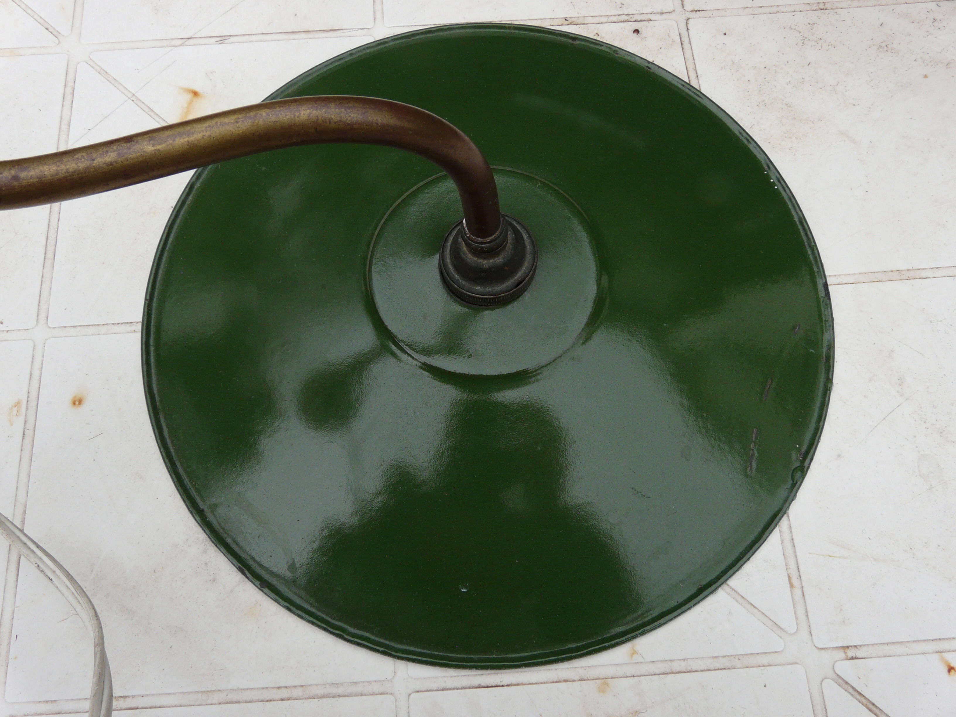 Industrial wall lamp in gooseneck sheet porcelain base