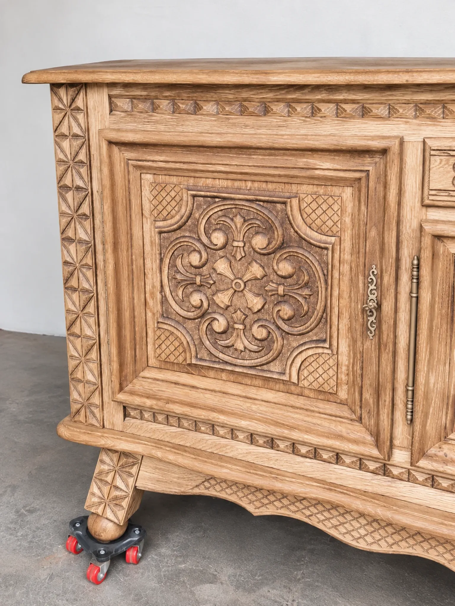 Buffet en bois massif mouluré