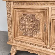Buffet en bois massif mouluré