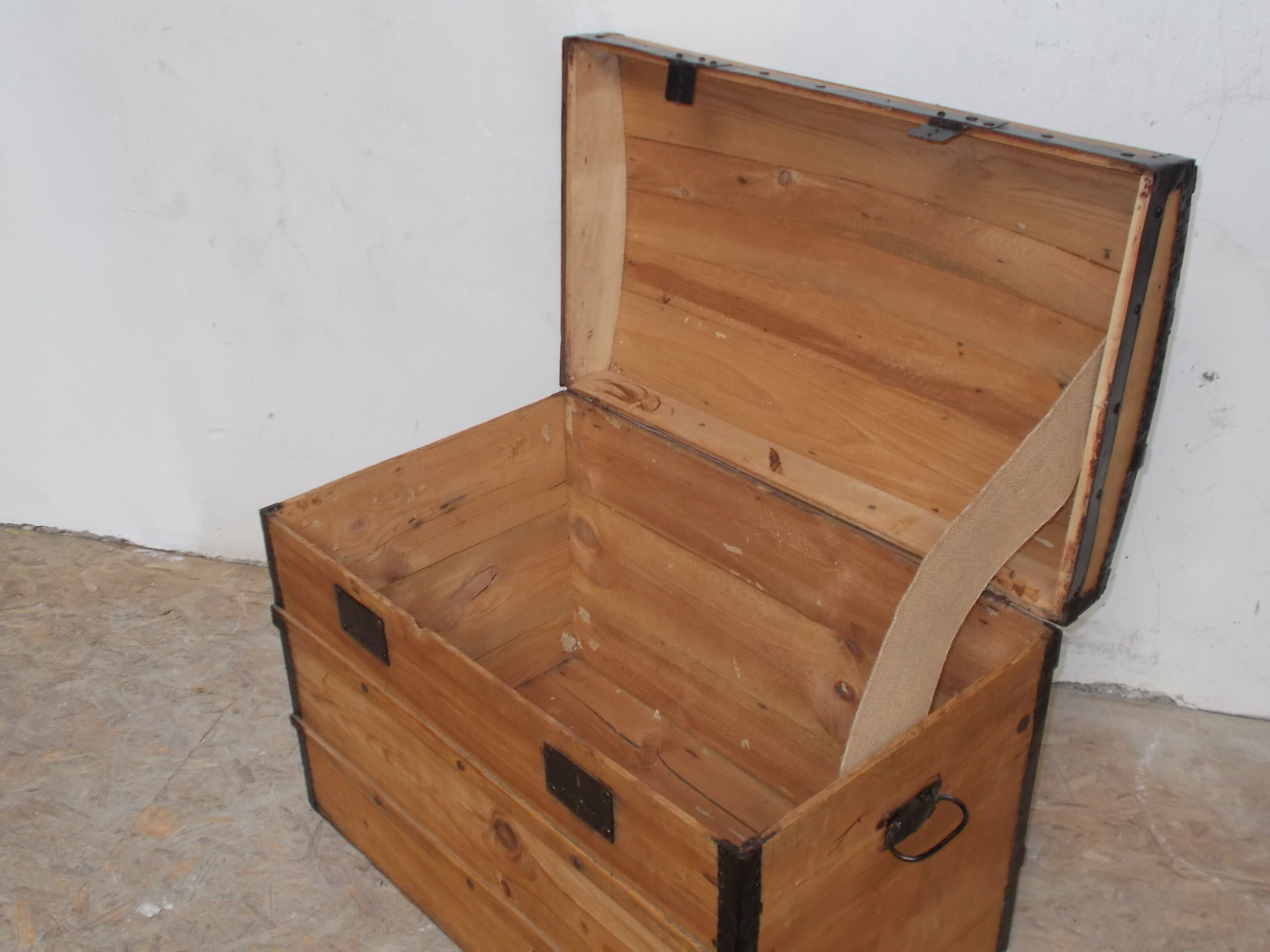 Renovated large bulging malle