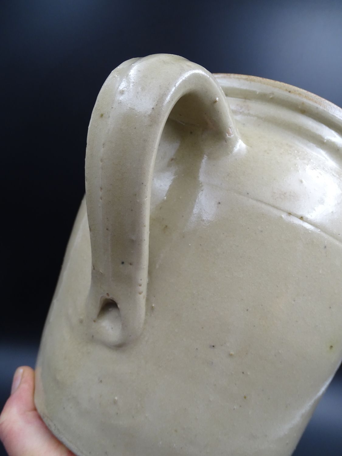 Grease pot with burgundy sandstone spout