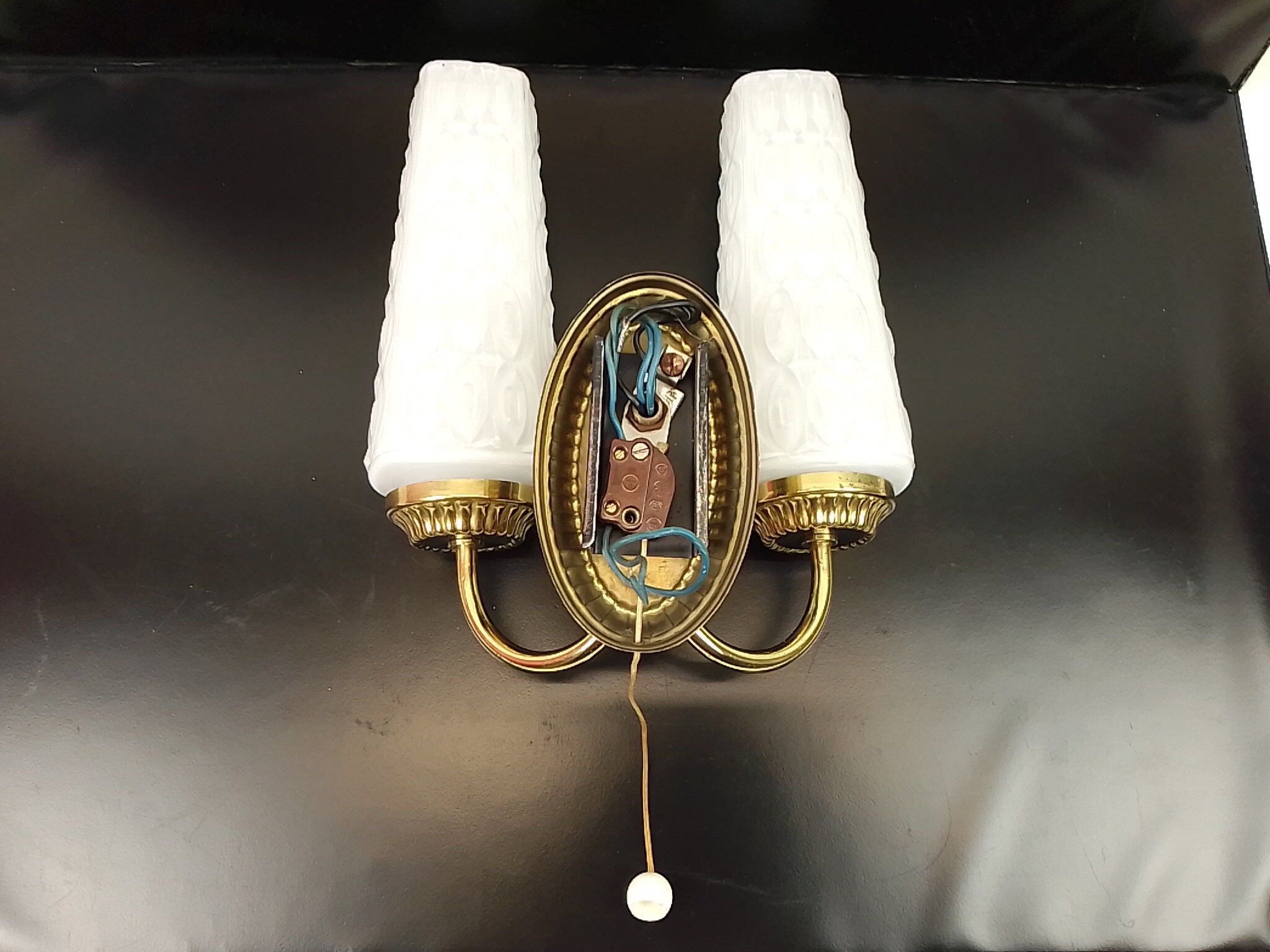 Vintage wall lamp 2 branches in white and brass glass