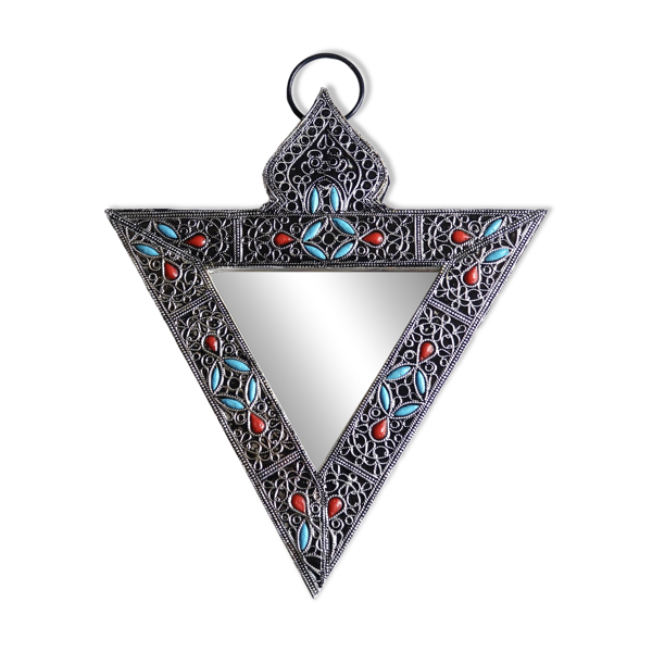 Miroir triangulaire en métal argenté et perles, années 80