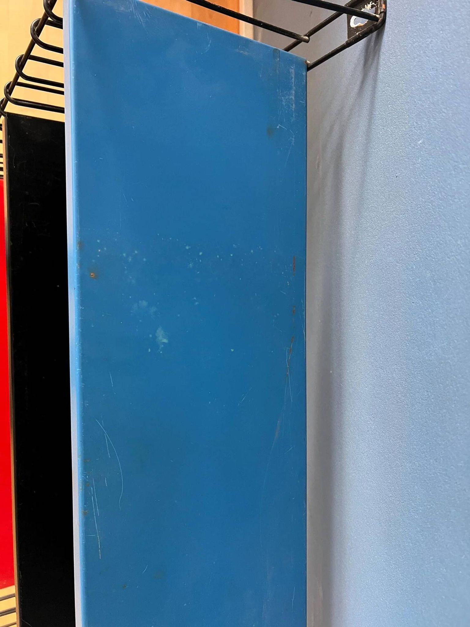 Étagère murale modulaire vintage Tomado en métal bleu, noir et rouge