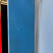 Étagère murale modulaire vintage Tomado en métal bleu, noir et rouge