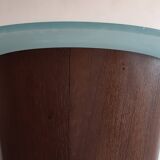 Table eats round standing in oak and shortbread glass
