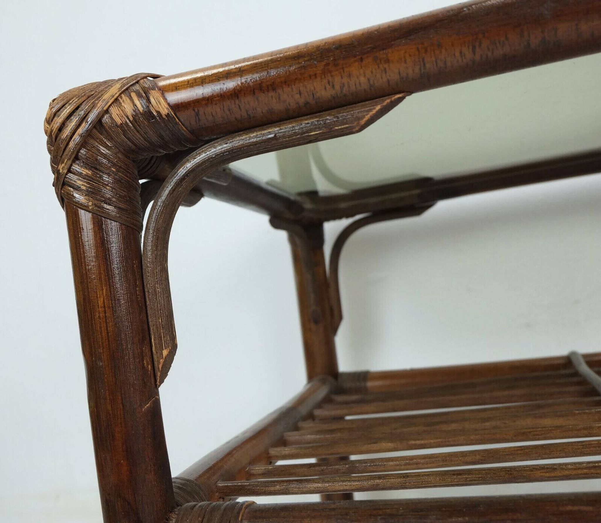 table d'appoint des années 1970 en bambou, osier et verre