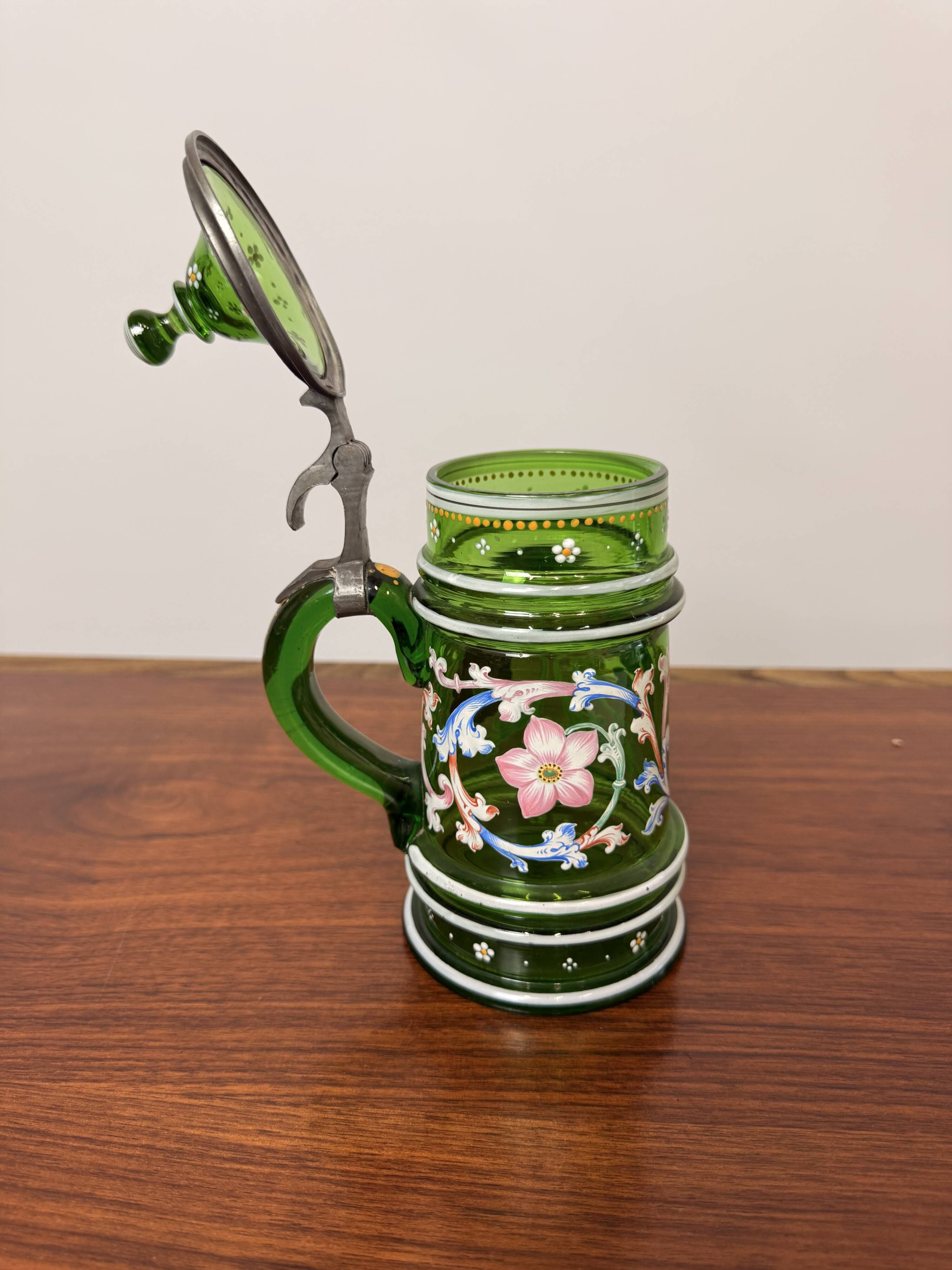 Chope à bière ancienne en verre émaillé vert – Décor floral -