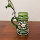Chope à bière ancienne en verre émaillé vert – Décor floral -