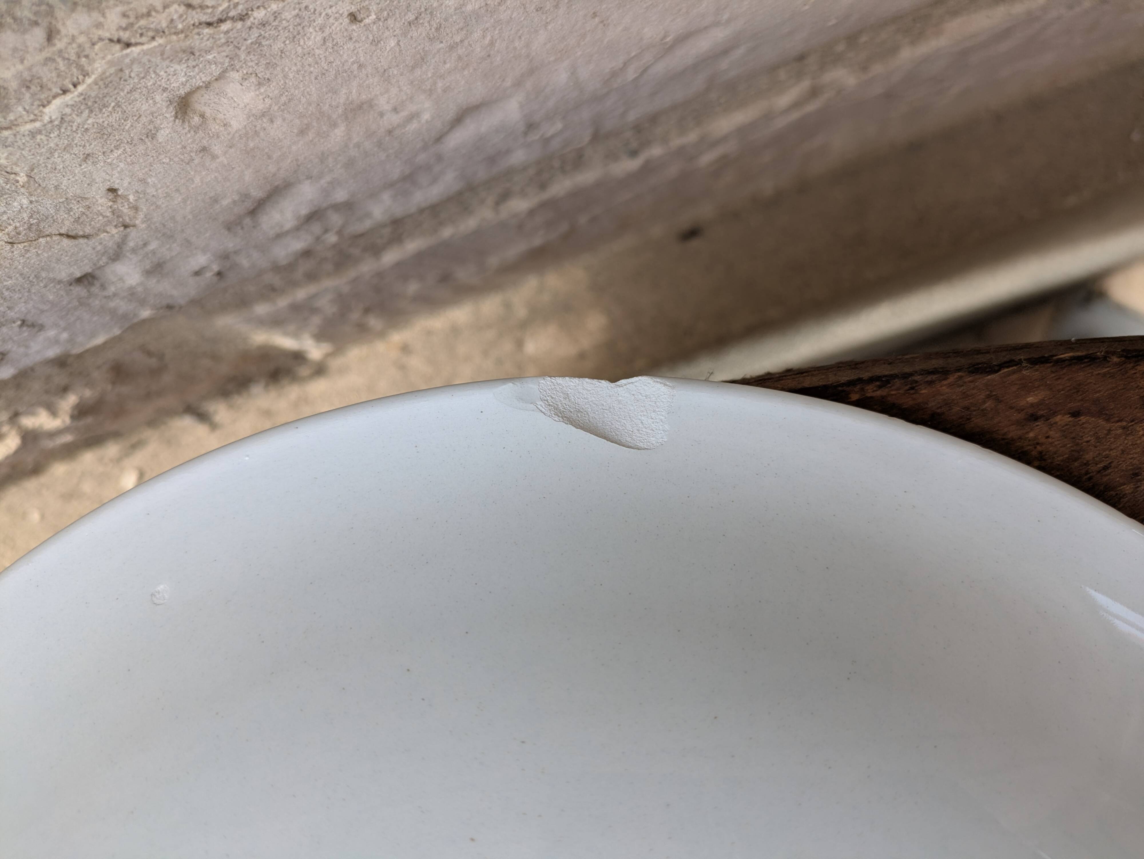 Round serving dish with hand-painted yellow flowers in ceramic TC Italy.