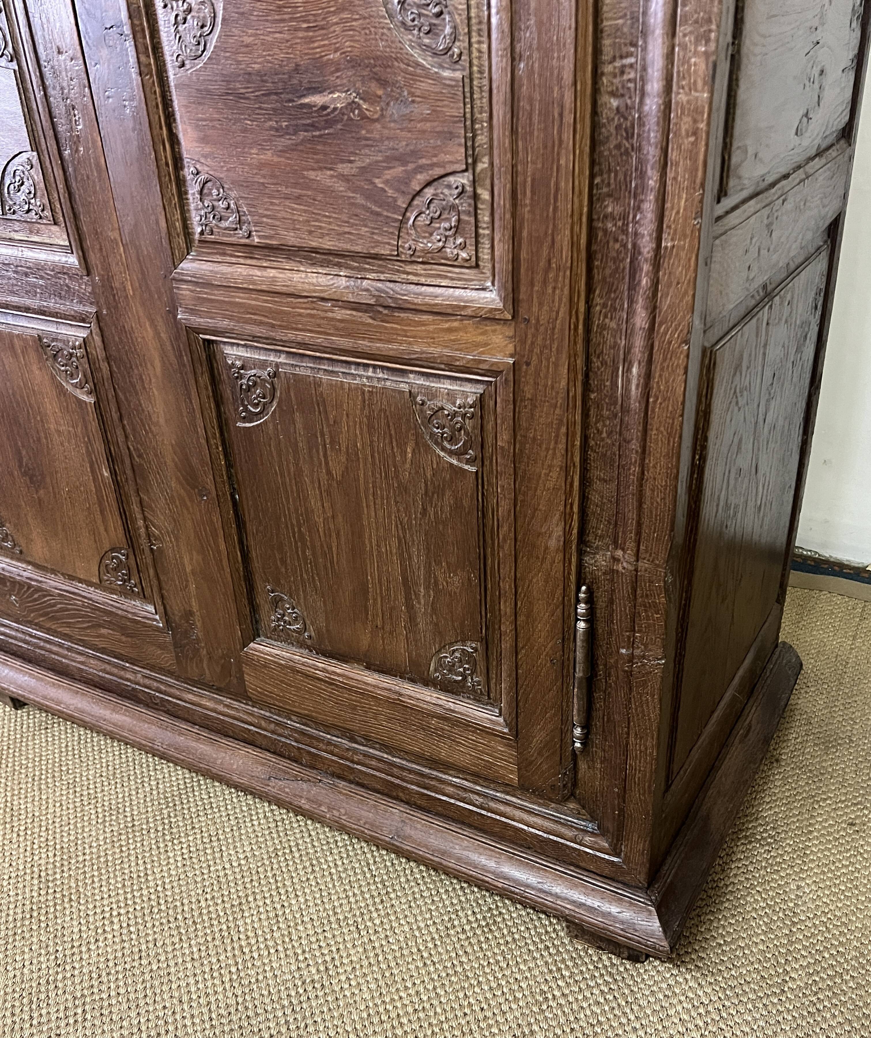 Armoire Louis XV en bois sculpté du XVIIIè siècle