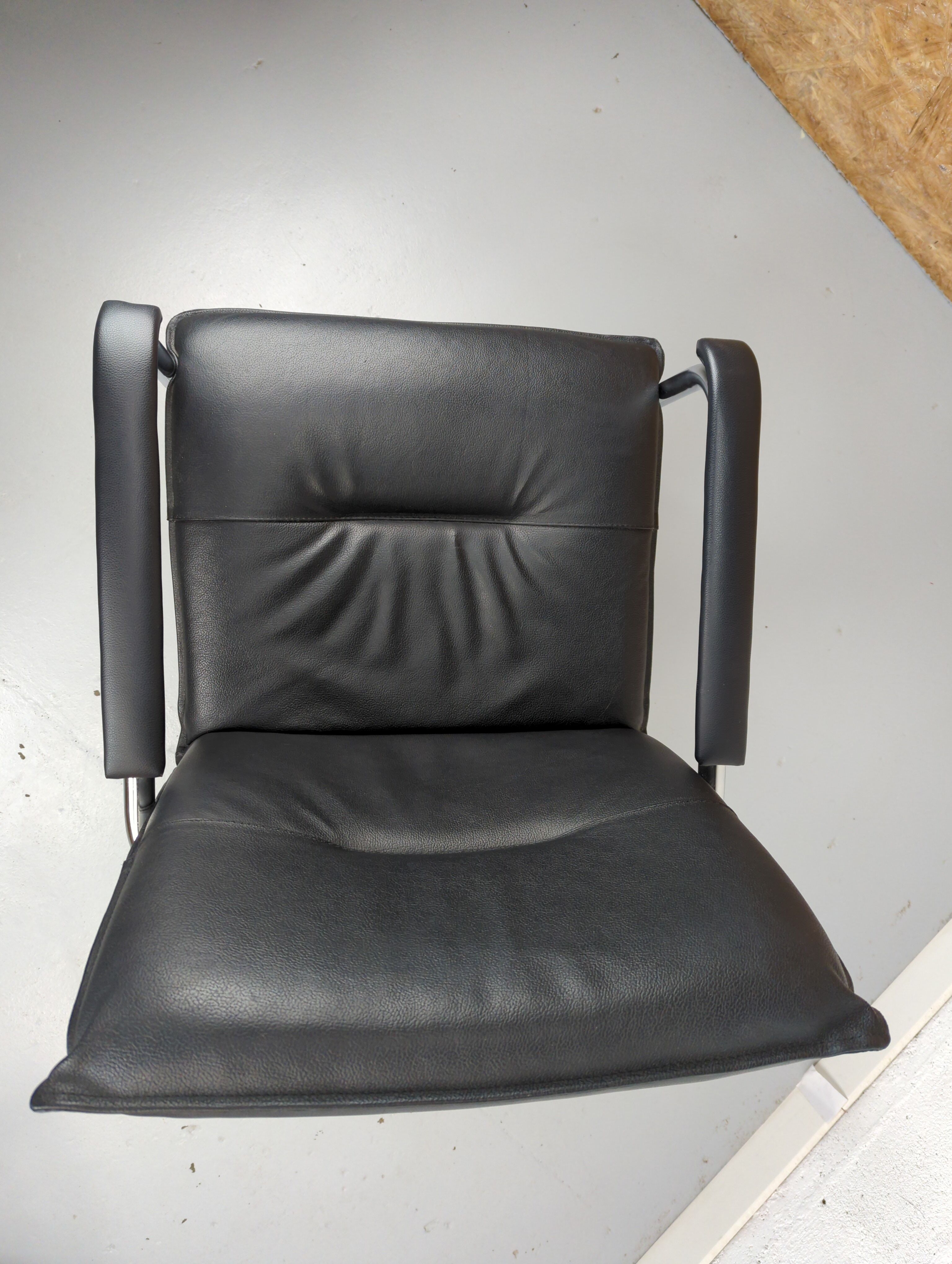 Paire de fauteuils de bureau cuir et structure tubulaire chromé