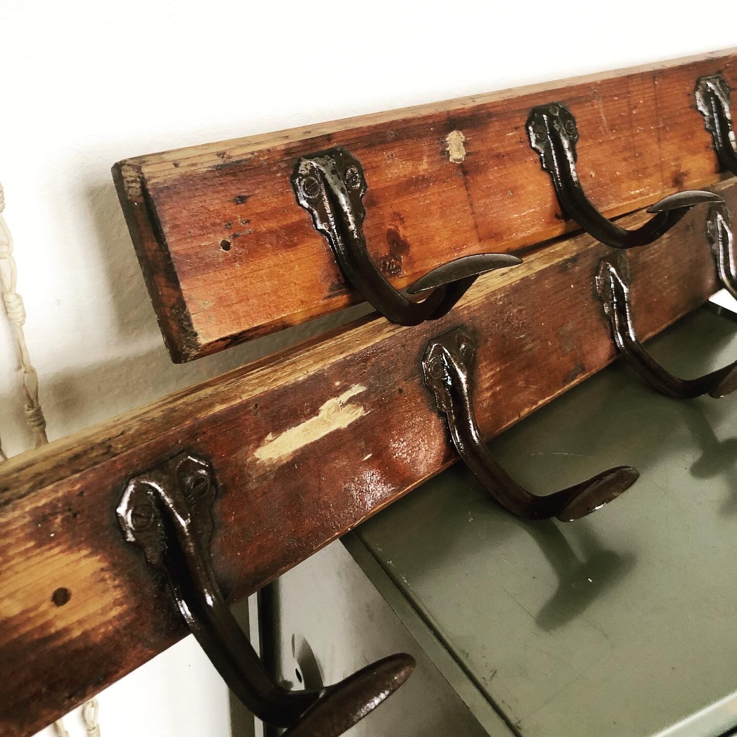 Paire de porte-manteaux d’ecole