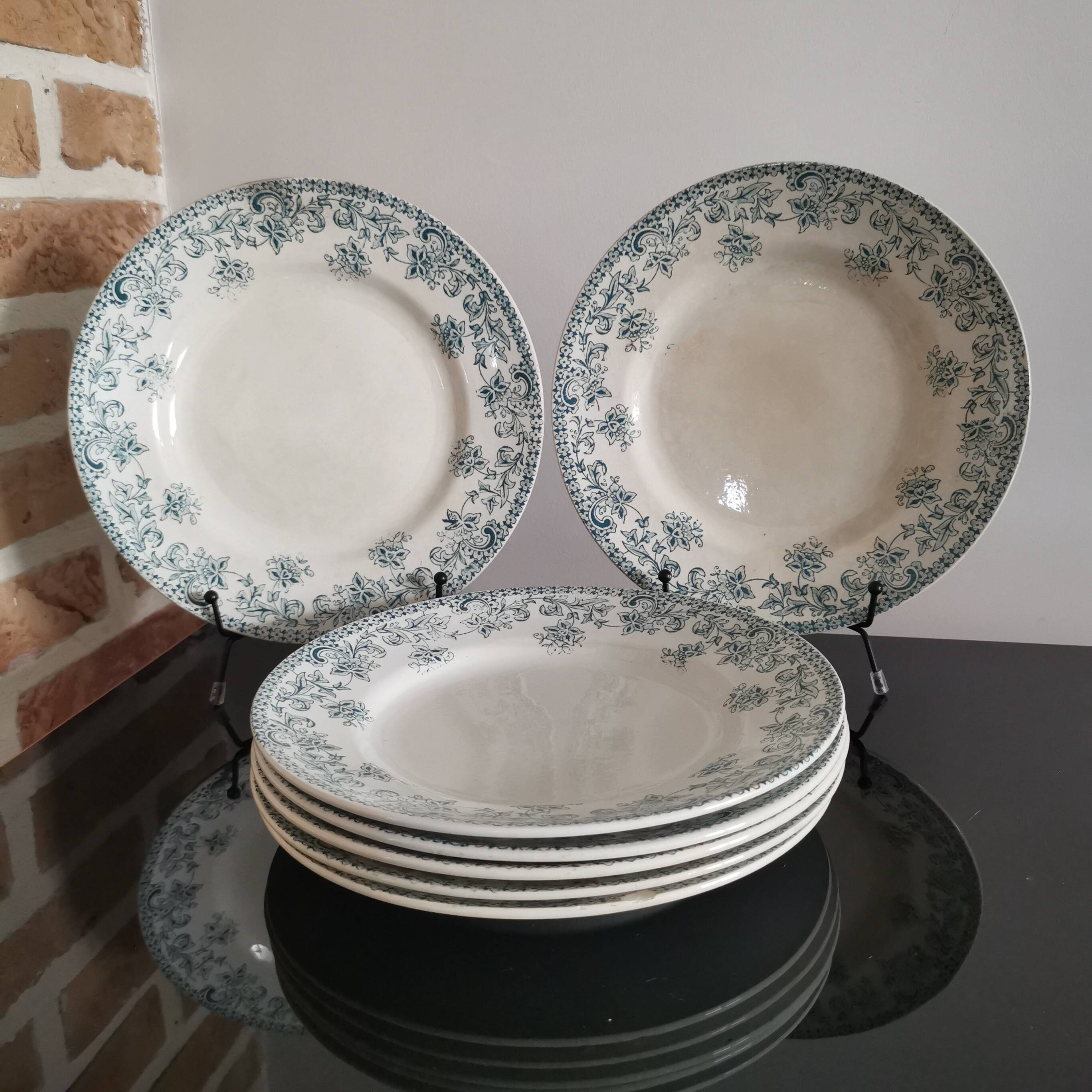 7 Jane model flat plates with dark green floral decoration Saint-Amand