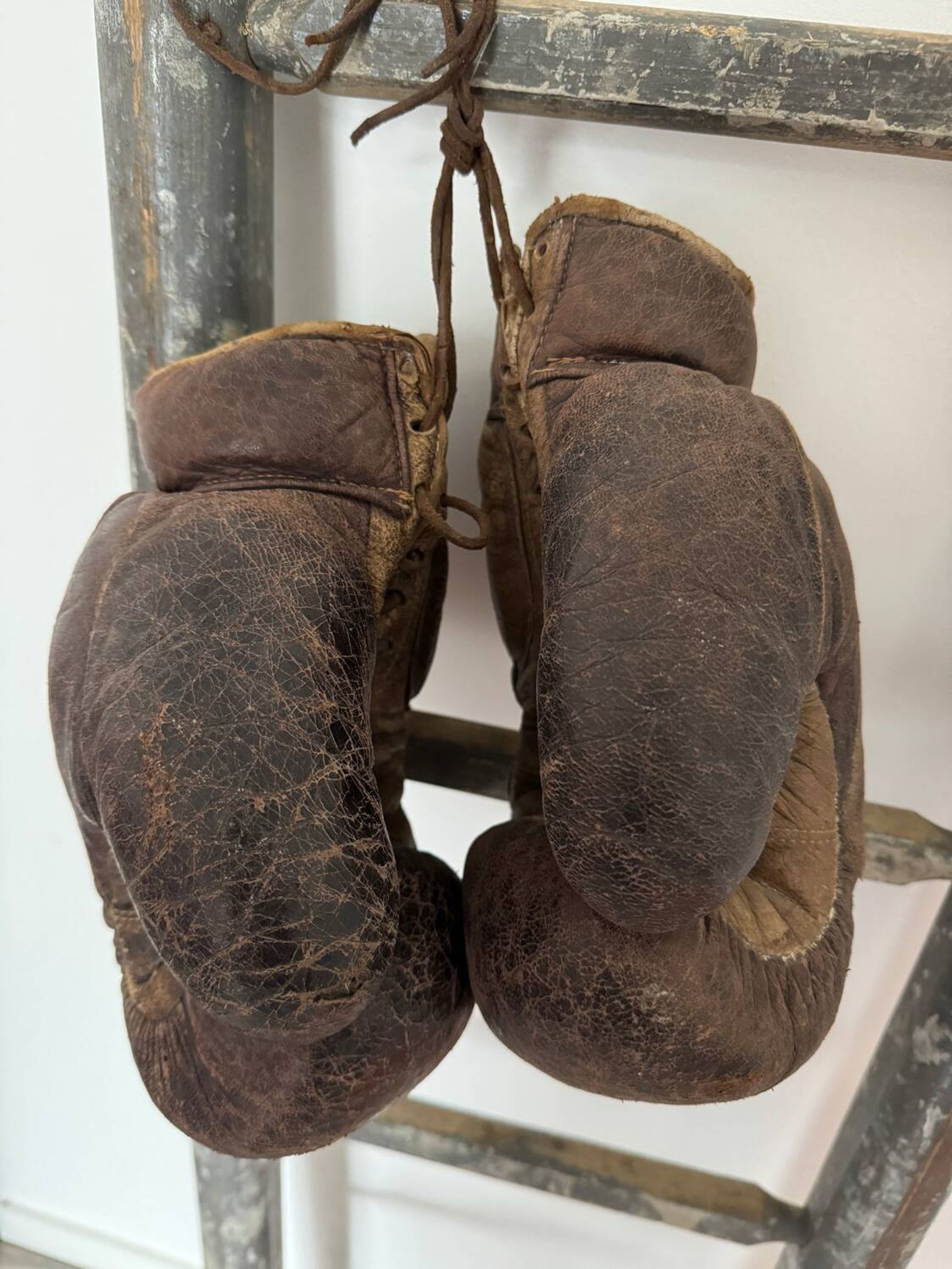 Ancienne paire de gants de boxe en cuir