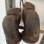Ancienne paire de gants de boxe en cuir