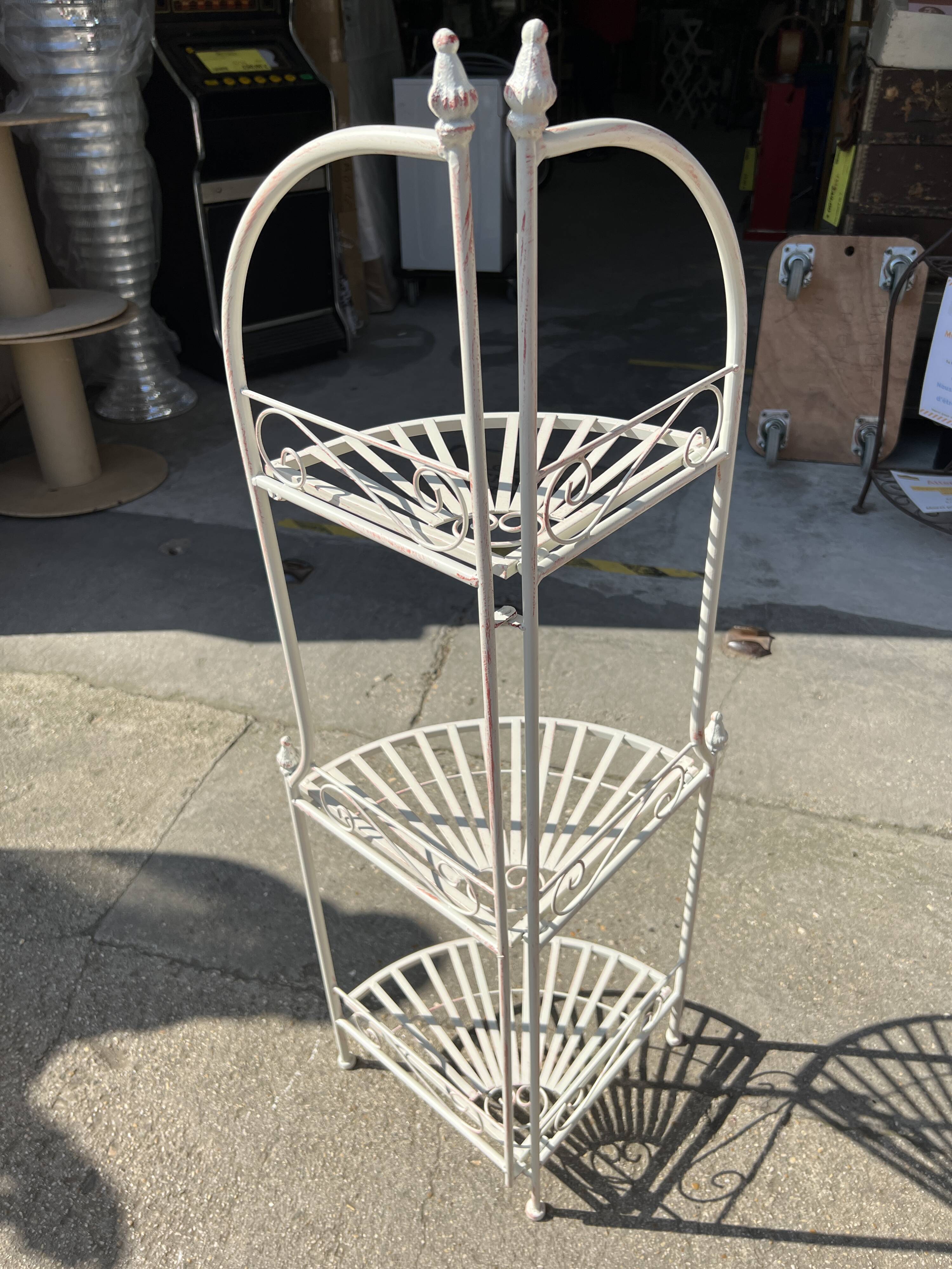 3-level standing storage shelf/garden plant holder