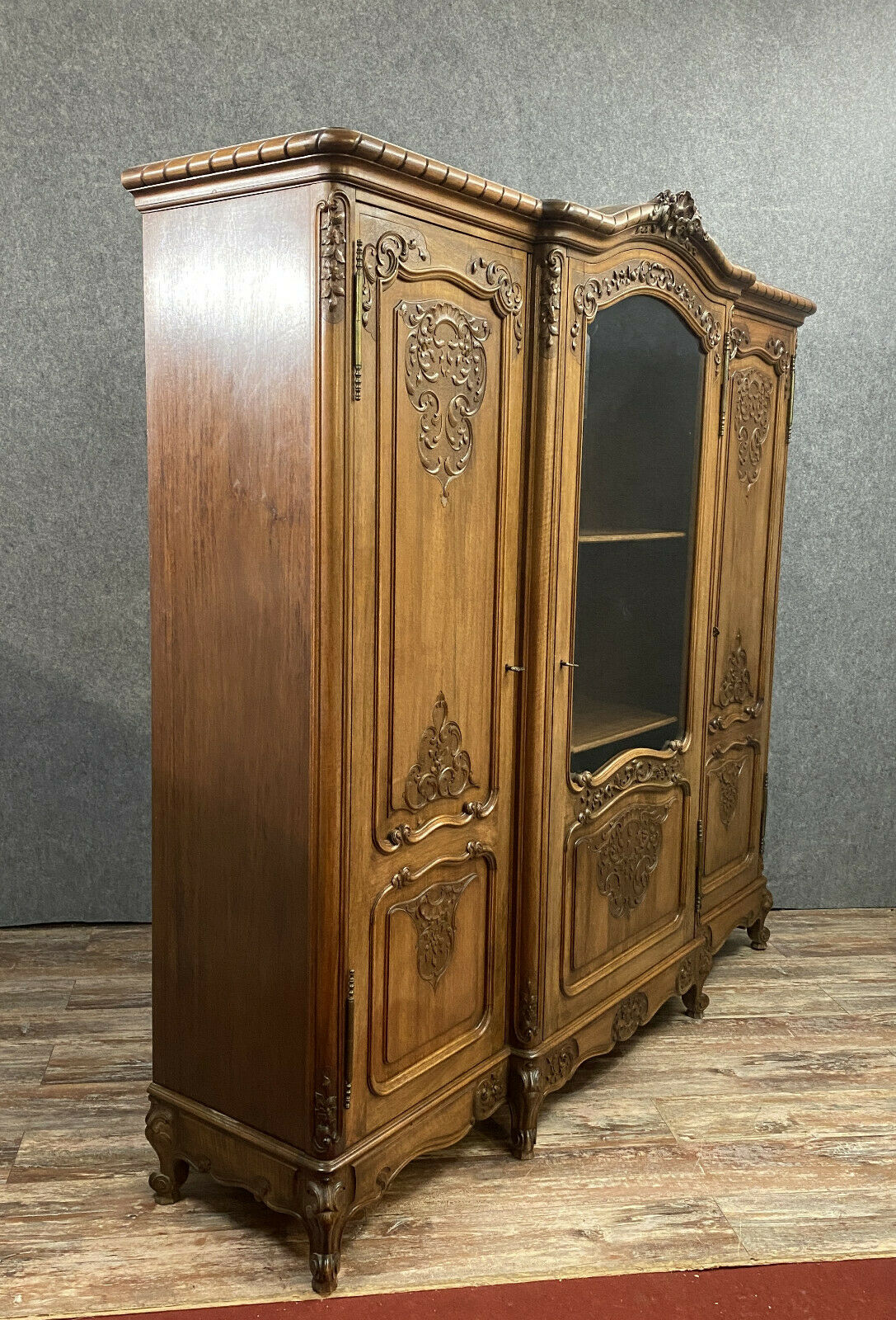 Armoire bibliothèque louis xv rocaille en noyer vers 1880-1900