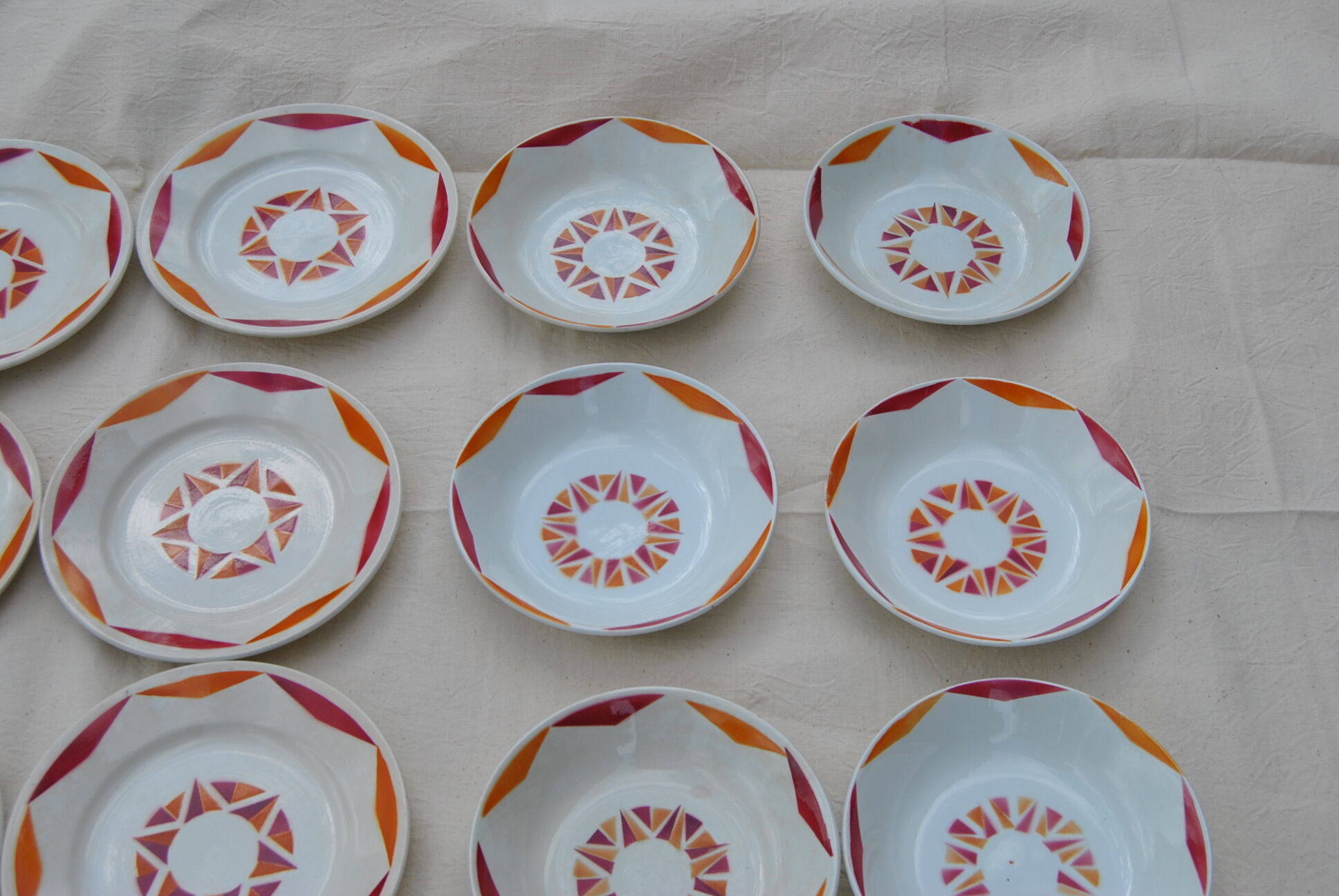 Series of 20 modernist plates Faïencerie de Castres