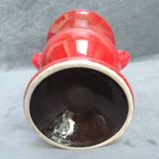Vase rouge en céramique avec des reflets noirs à deux anses