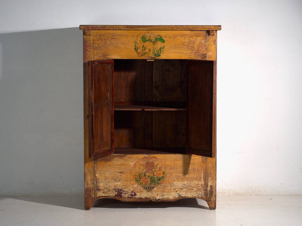 Armoire ancienne peinte en bois de pin – Chine, vers 1920