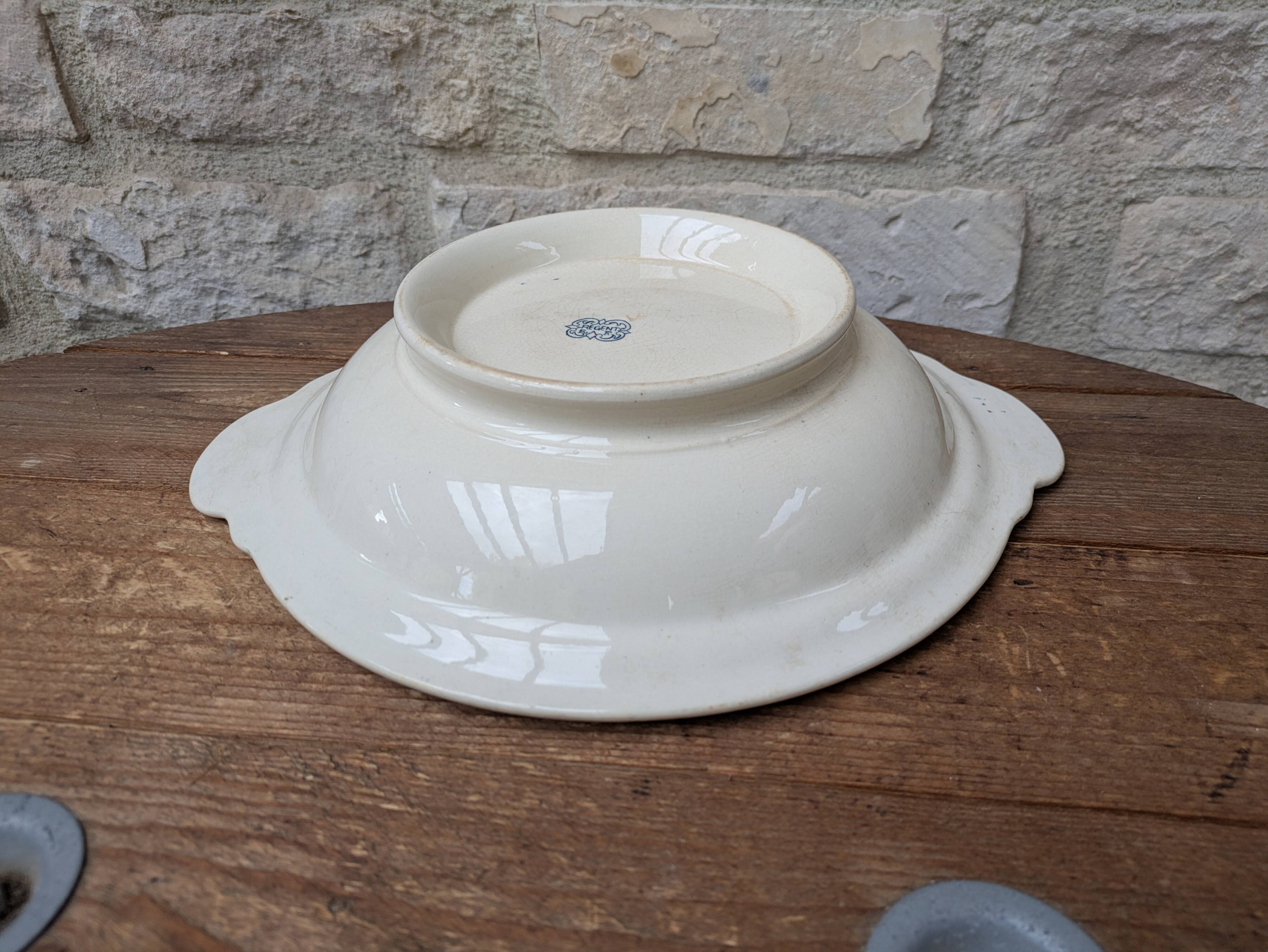 Shallow round plate Boch Frères model Regent with arabesque and foliage decoration.