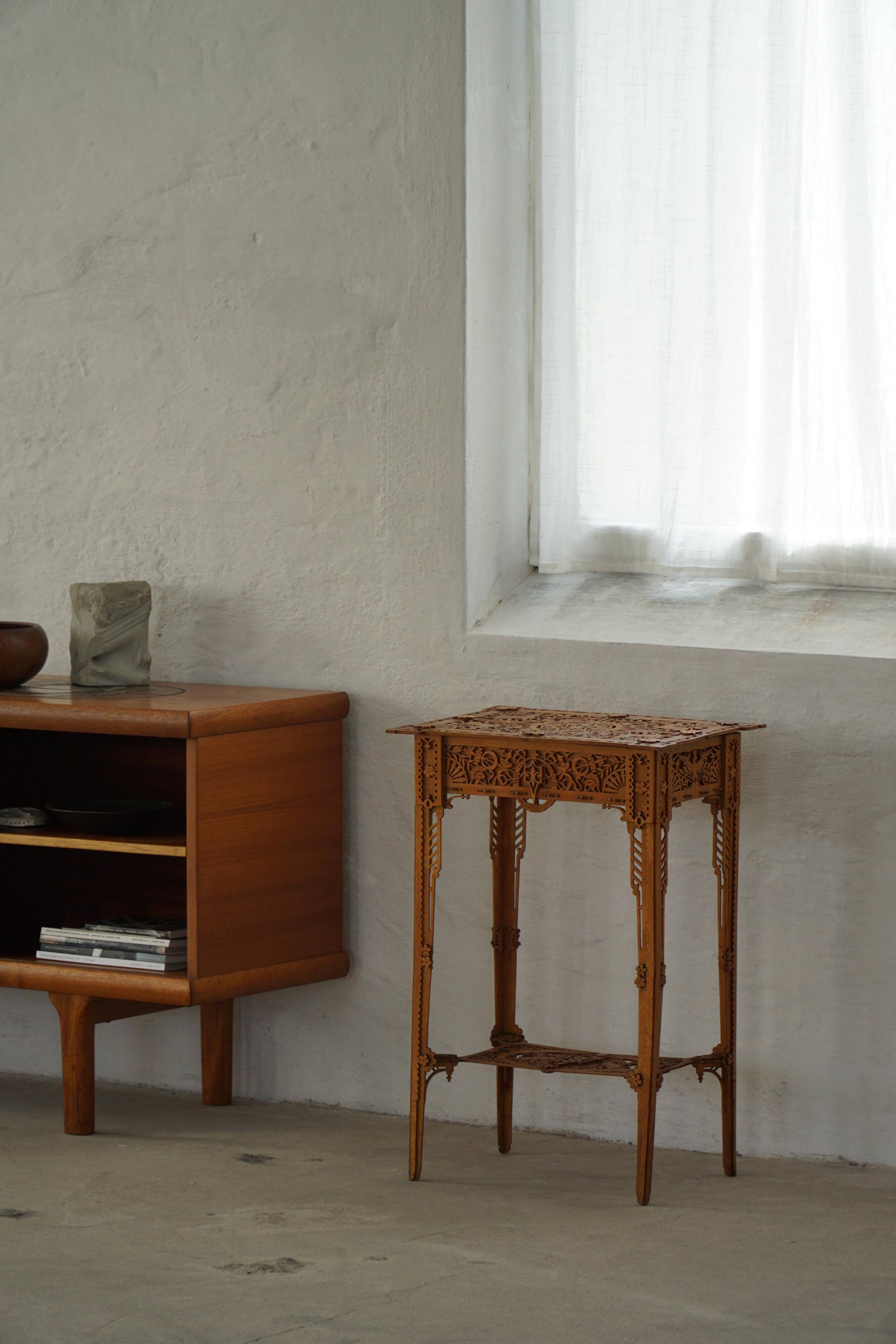 Console / Carved Side Table in Chippendale Style from the 20th Century with Storage