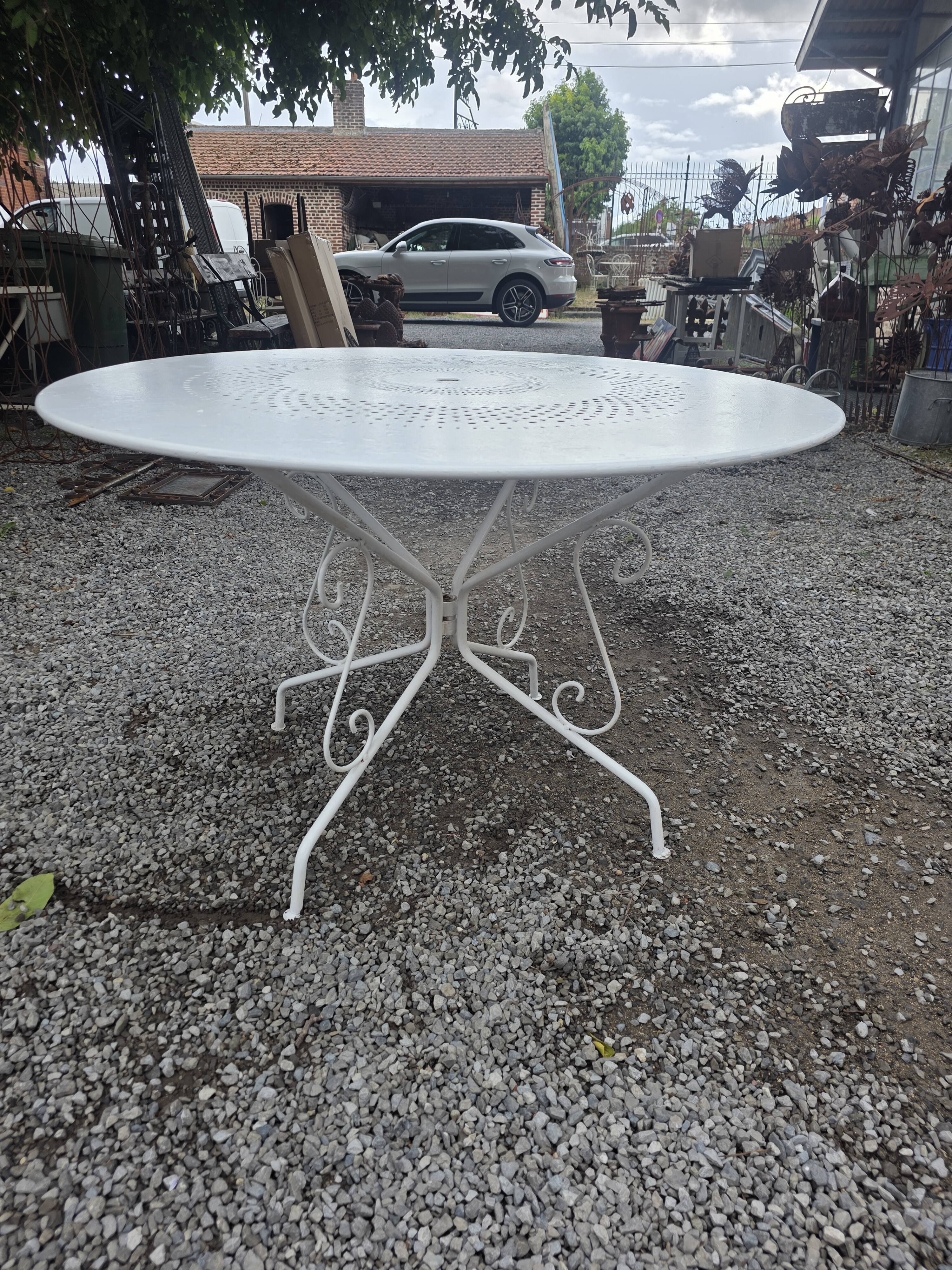 Wrought iron garden table, 117cm diameter