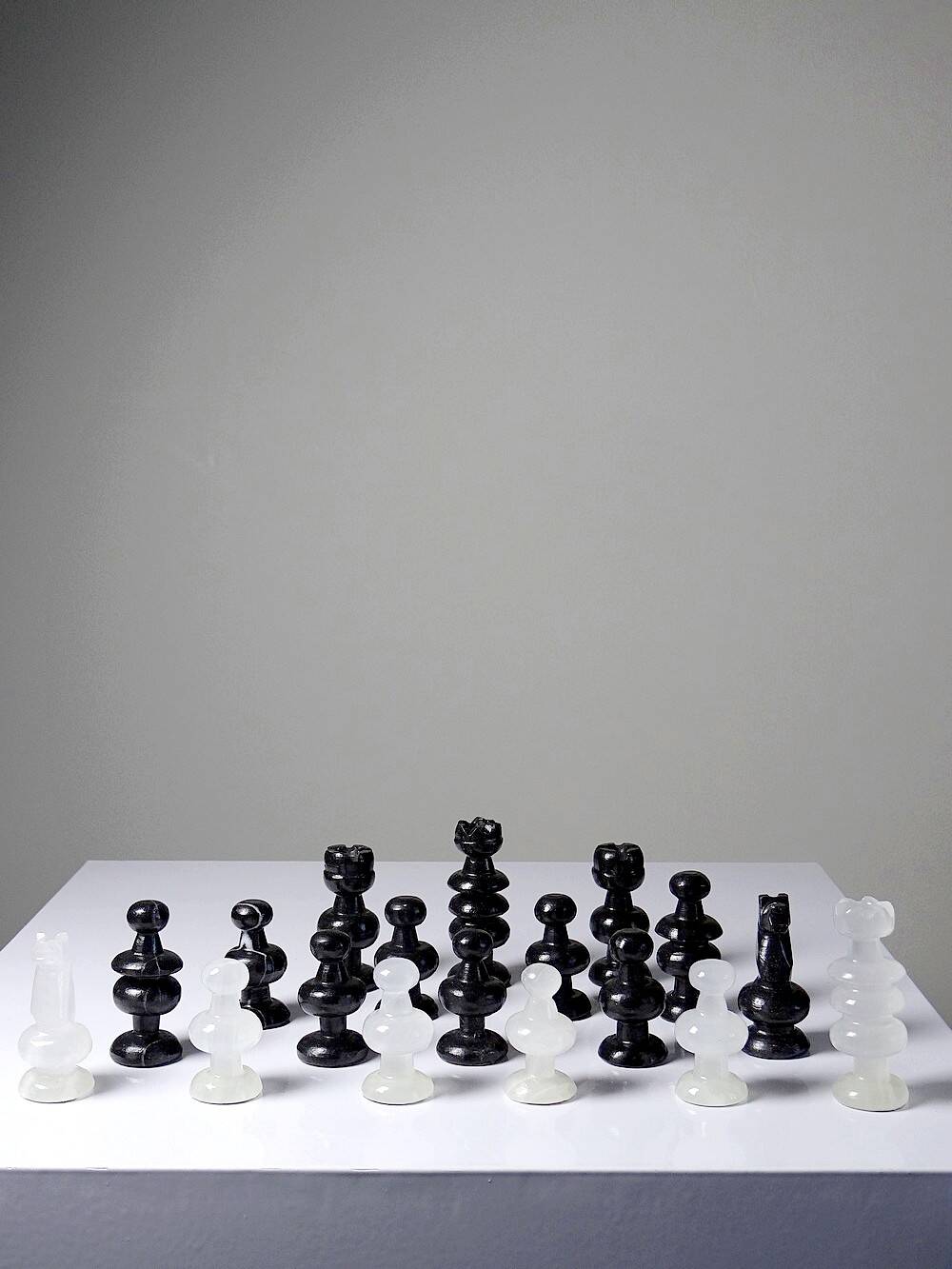 Large vintage chess set from the 70s, white and black marble, Italian craftsmanship