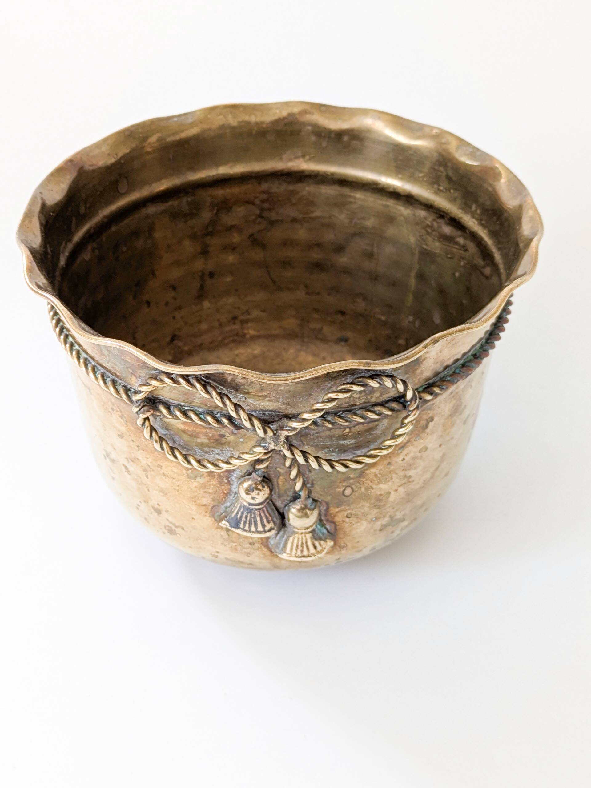 Cache-pot vintage en laiton bord ondulé corde nouée torsadée