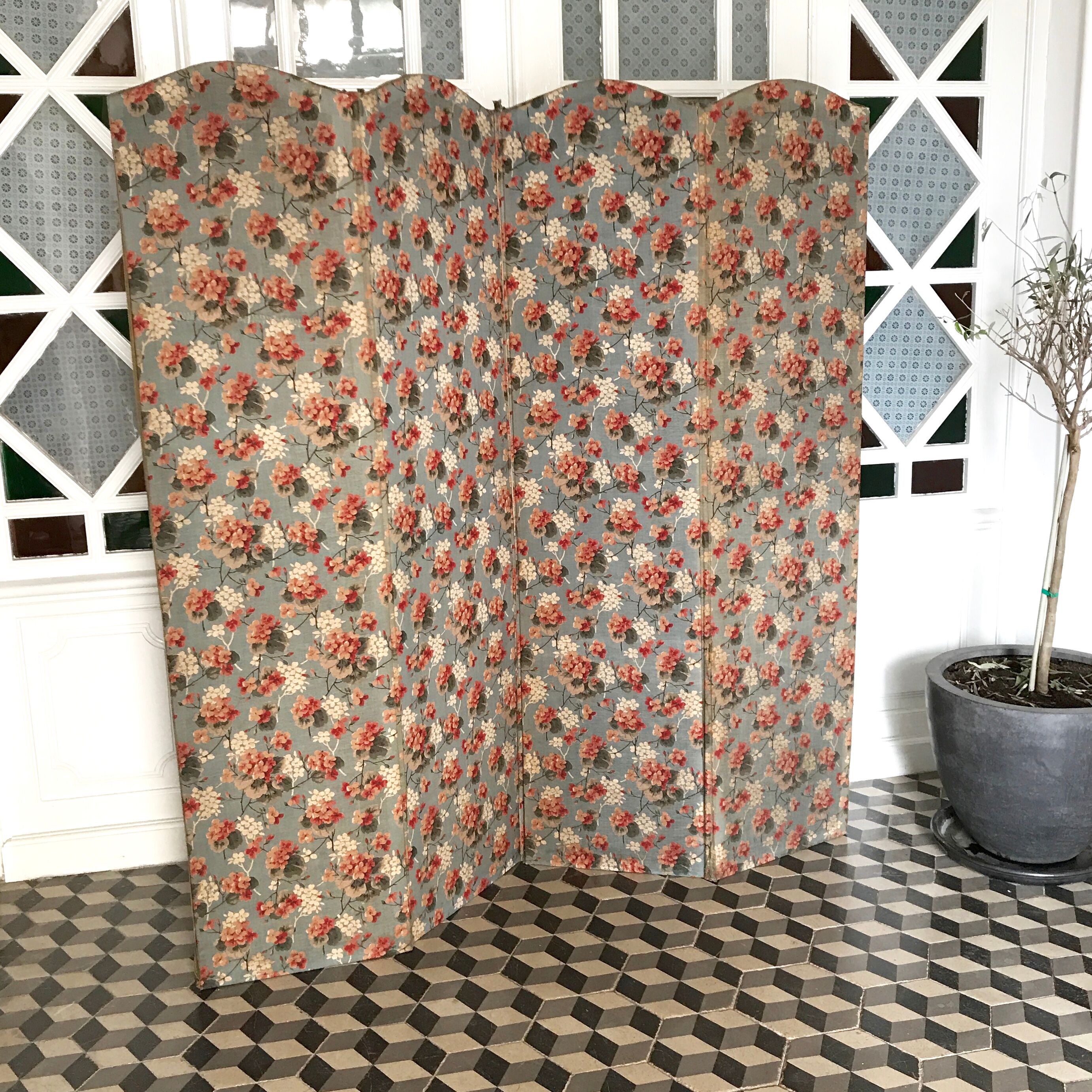 Screen old wood and flowery fabric