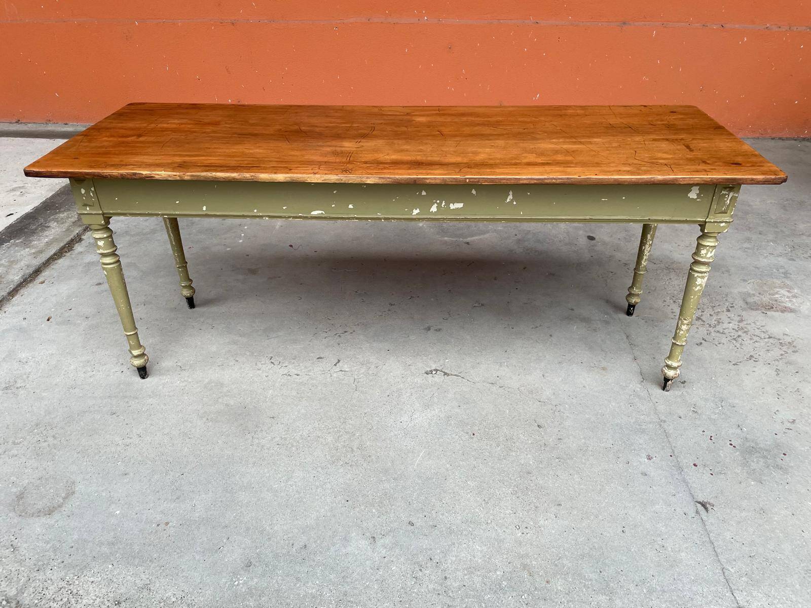 Grande table de café bistrot en bois patiné