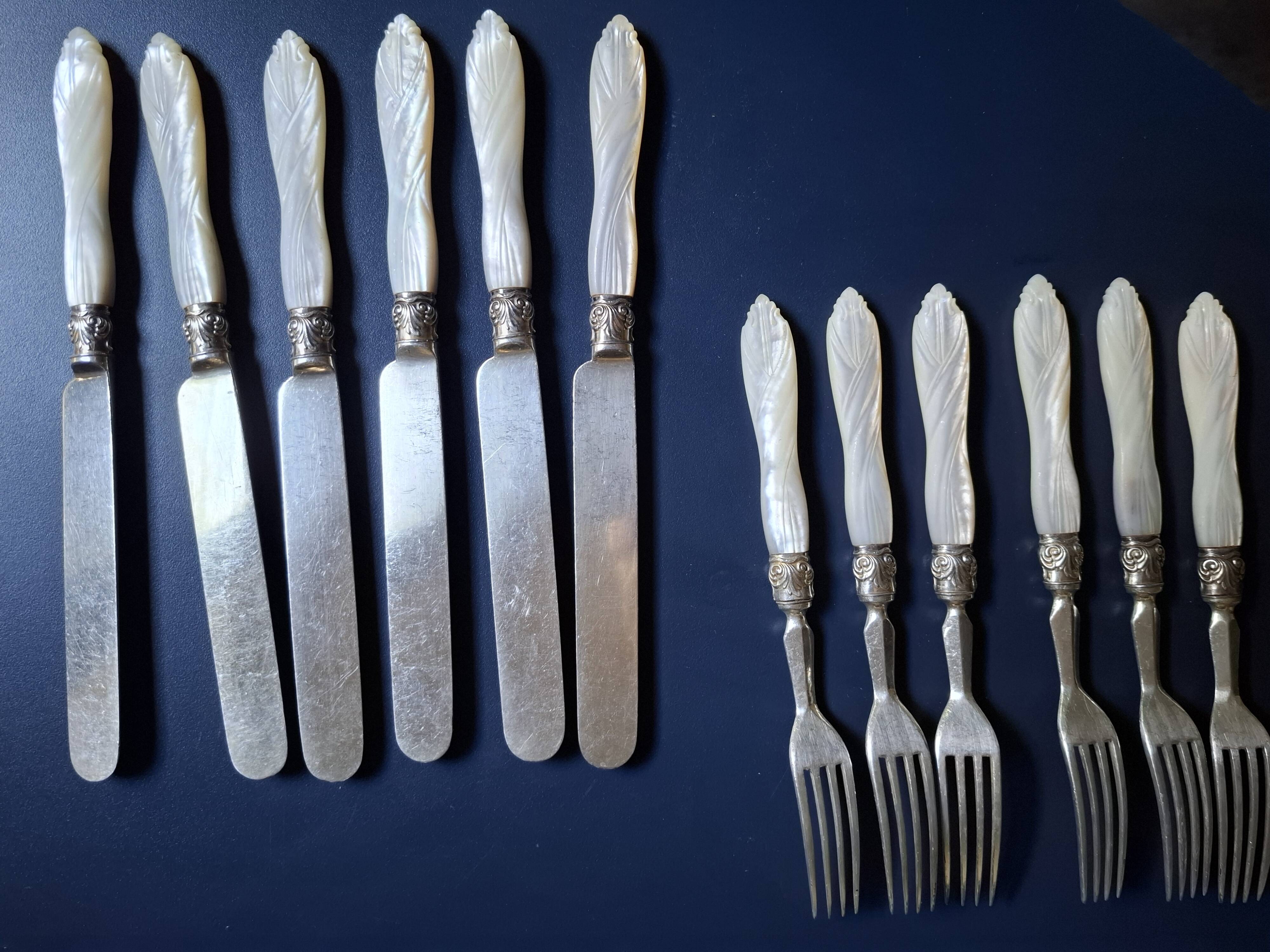 Couverts à dessert argentés manches nacre époque Victorienne