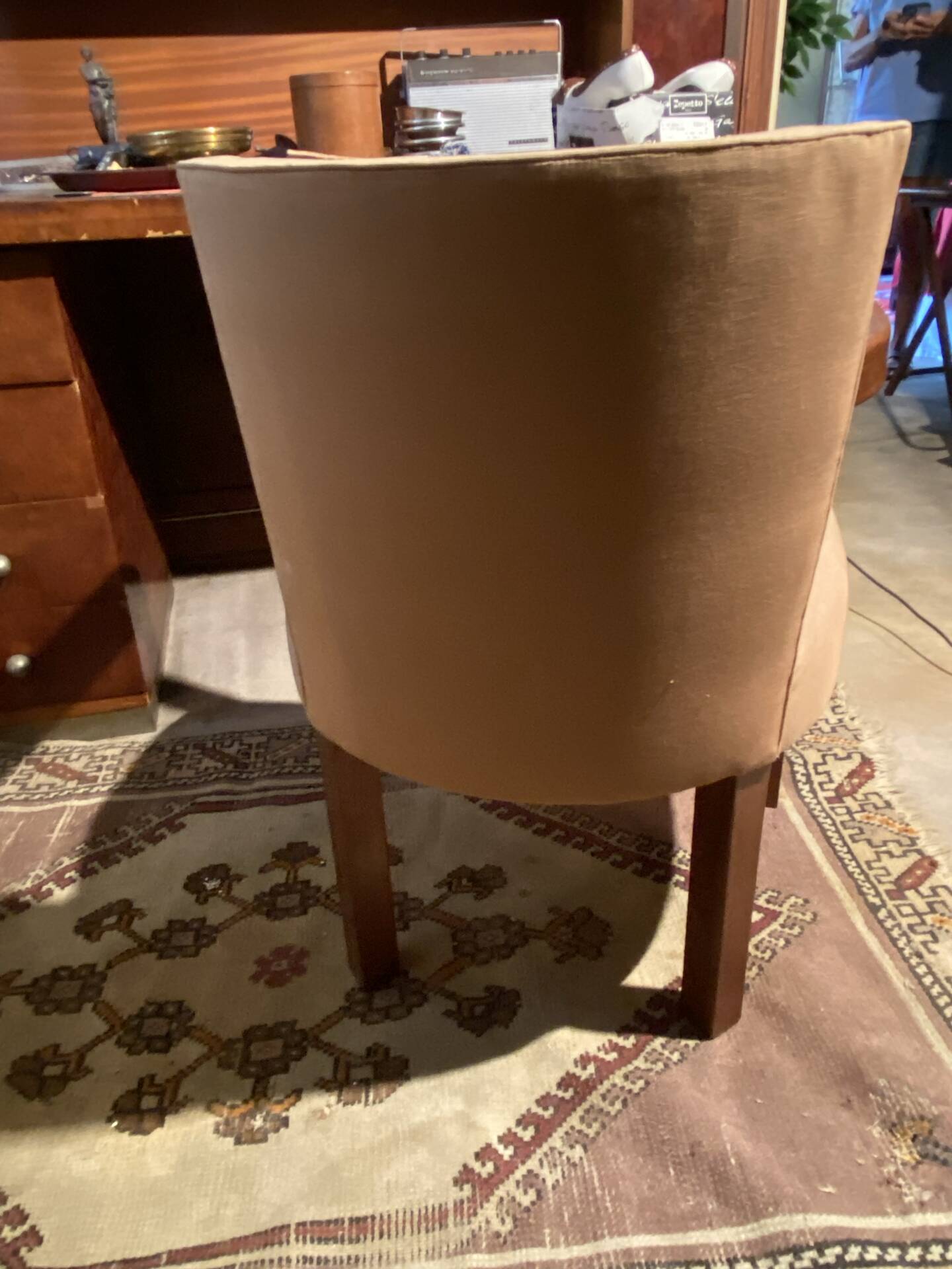 Fauteuil vintage avec structure et accoudoirs en bois