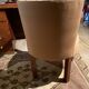 Fauteuil vintage avec structure et accoudoirs en bois