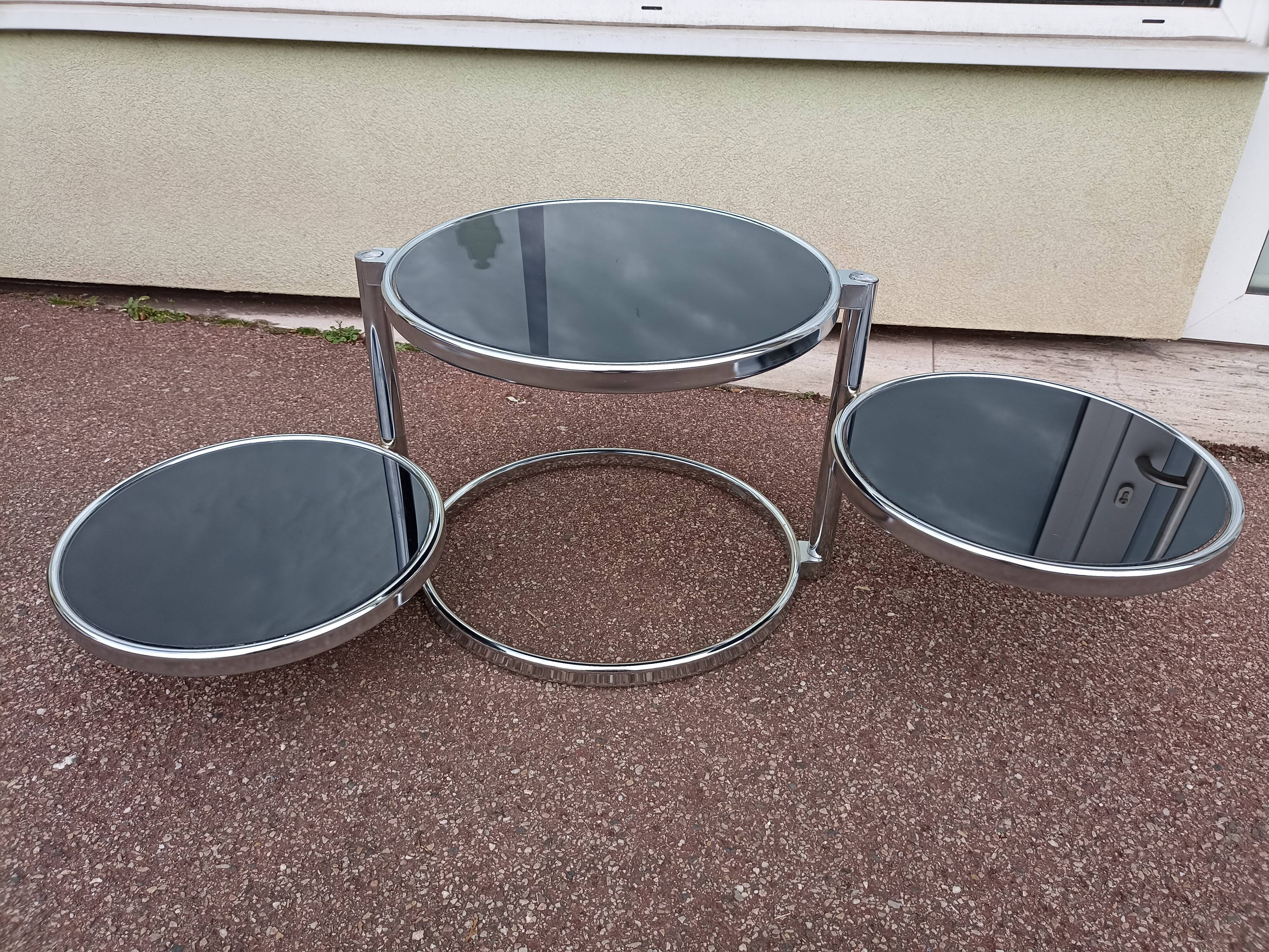 Round coffee table in glass and vintage chrome
